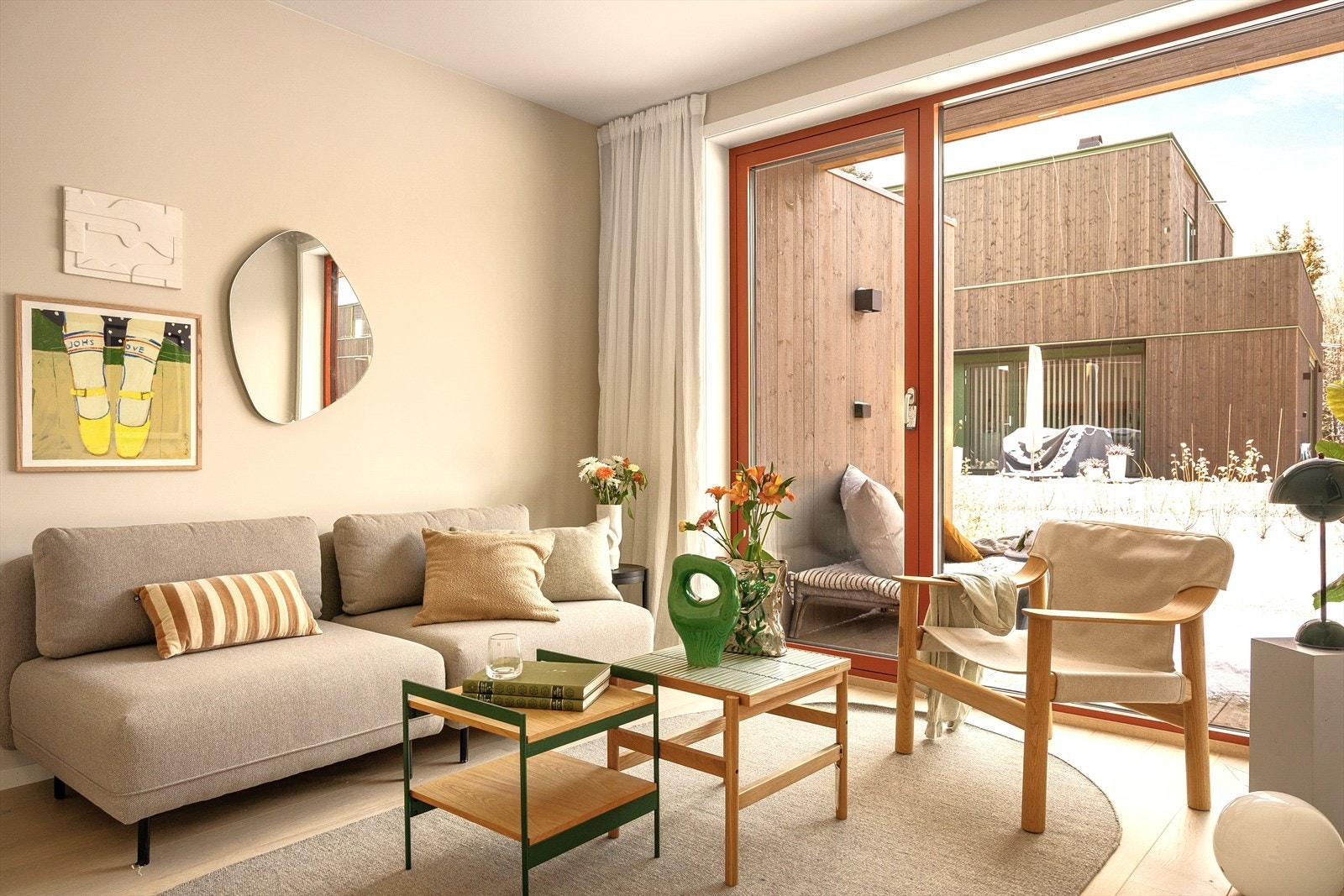 Boligen har en meget god planløsning over to etasjer, godt tilrettelagt for familieliv. Fra det sosiale allrommet er det inngang til egen TV-stue. Galleribilde