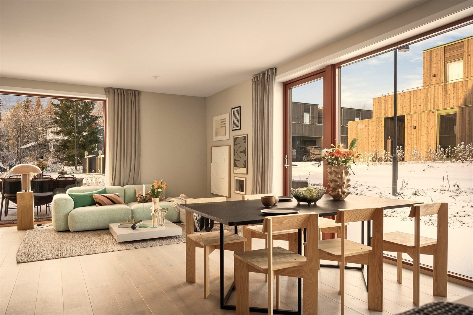 De store vinduene gir rikelig med naturlig lysinnslipp, og bidrar til at skillet mellom ute og inne nærmest viskes ut. Galleribilde