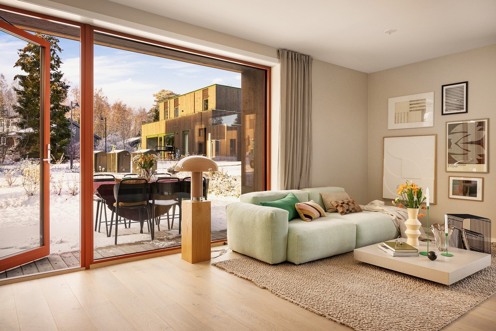 Kjøkken, spiseplass og stue ligger i åpen løsning, hvorpå uteområdet fungerer som en herlig forlengelse av det sosiale allrommet. Galleribilde