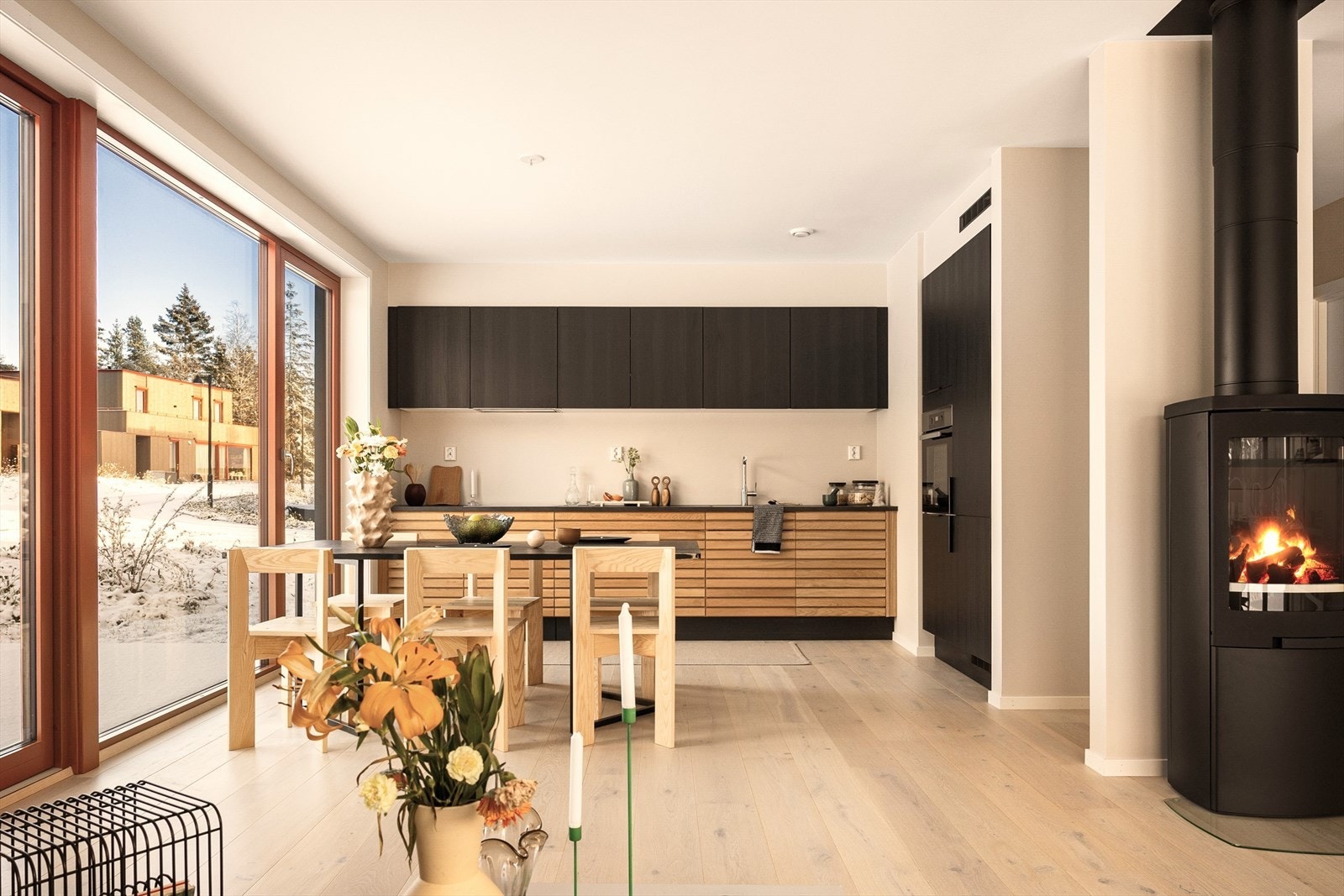 Boligen holder en gjennomgåend høy standard, med innbydende farge- og materialvalg som harmonerer godt med hverandre. Galleribilde