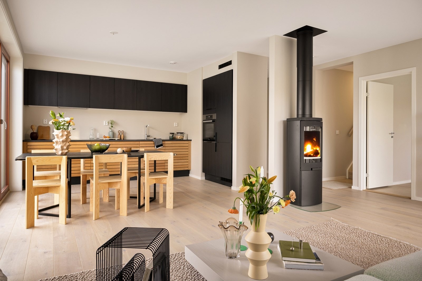 Boligen har vannbåren varme i 1. etasje, samt elektrise varmekabler på bad i 1. og 2. etasje. Peisovnen gir godt med varme på de kjøligere dagene, og skaper en lun og hjemmekoselig stemning. Galleribilde