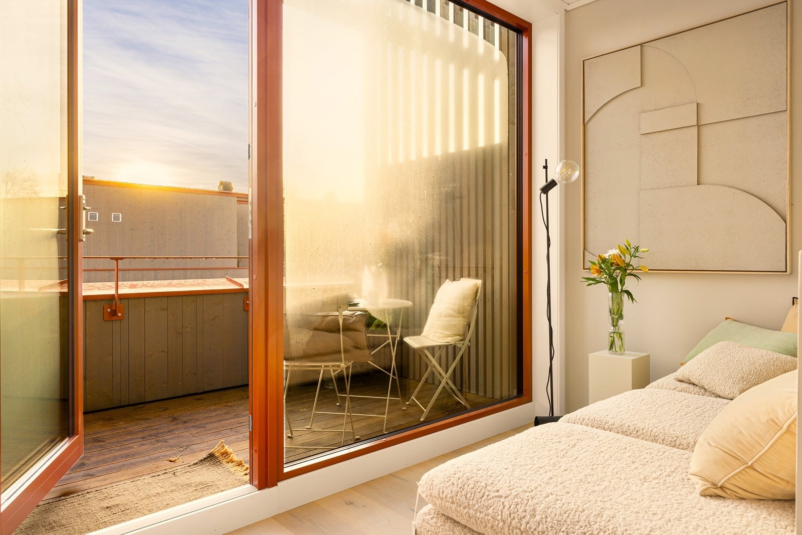 Tv-stue ifm. 2 etasje med utgang til boligens andre takterrasse. Et perfekt fristed for barna å kunne trekke seg tilbake på når det er gjester over. Galleribilde