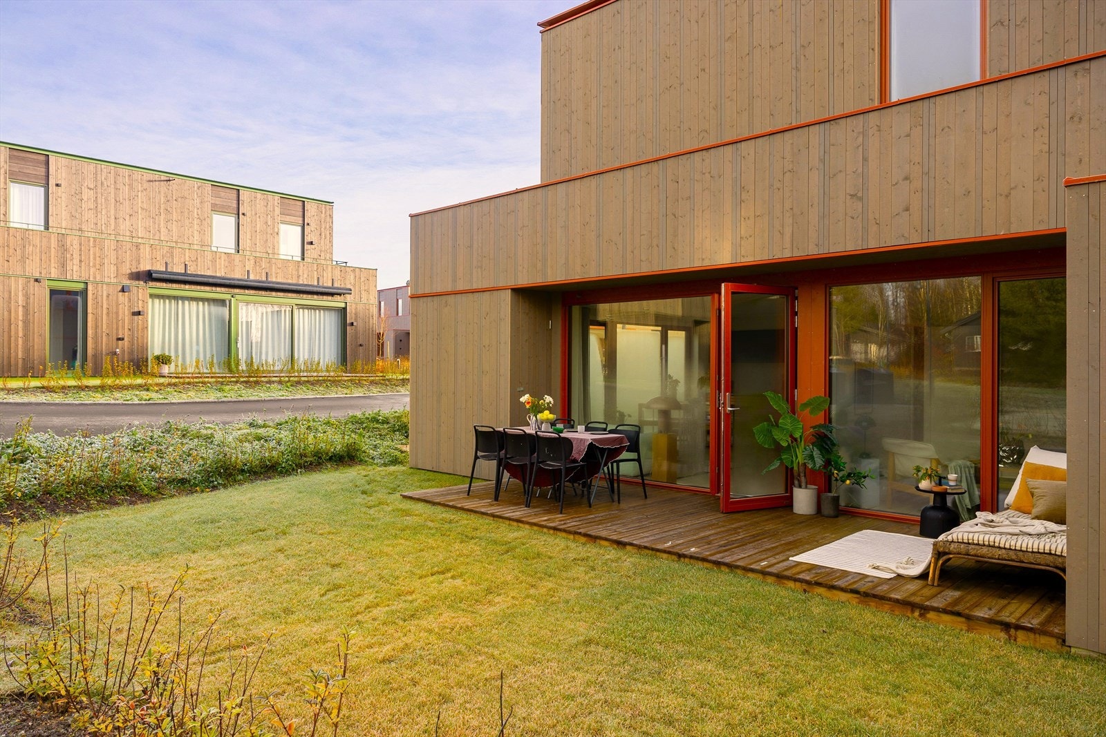 Stor terrasse med mulighet for å dekke til med langbord utendørs. Utgang fra både stue og tv-stue (t.h.). Galleribilde