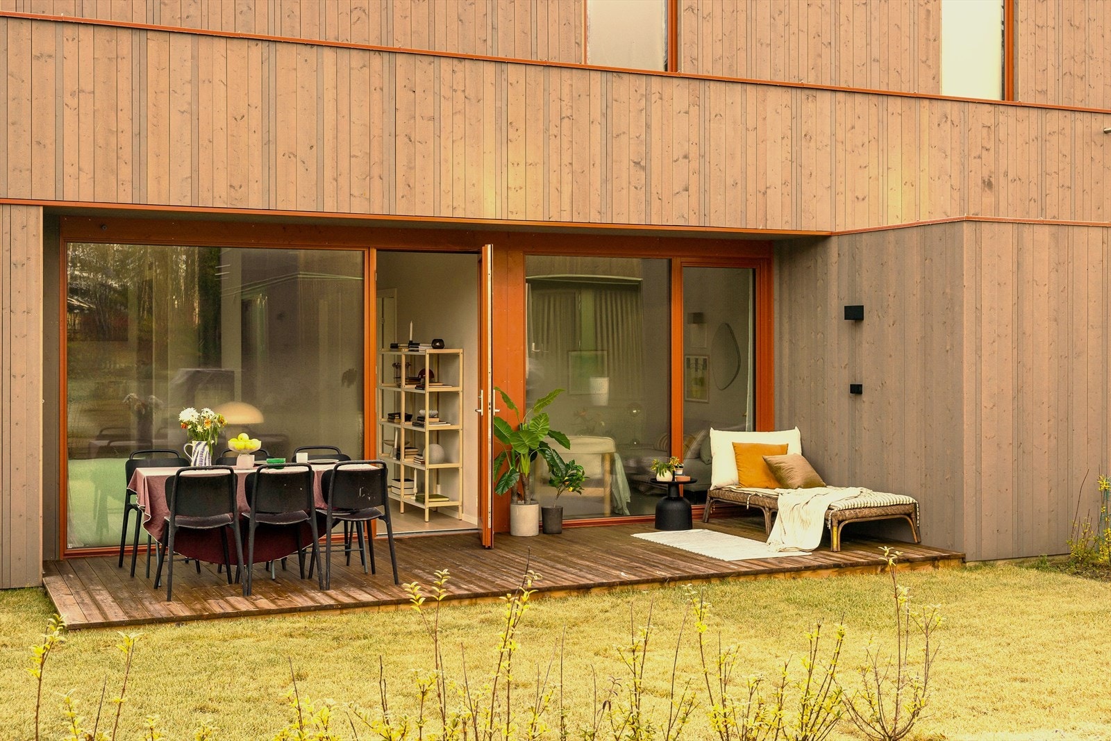 Fra terrassen tar man seg videre ut til hagen - til stor glede for store og små! Galleribilde