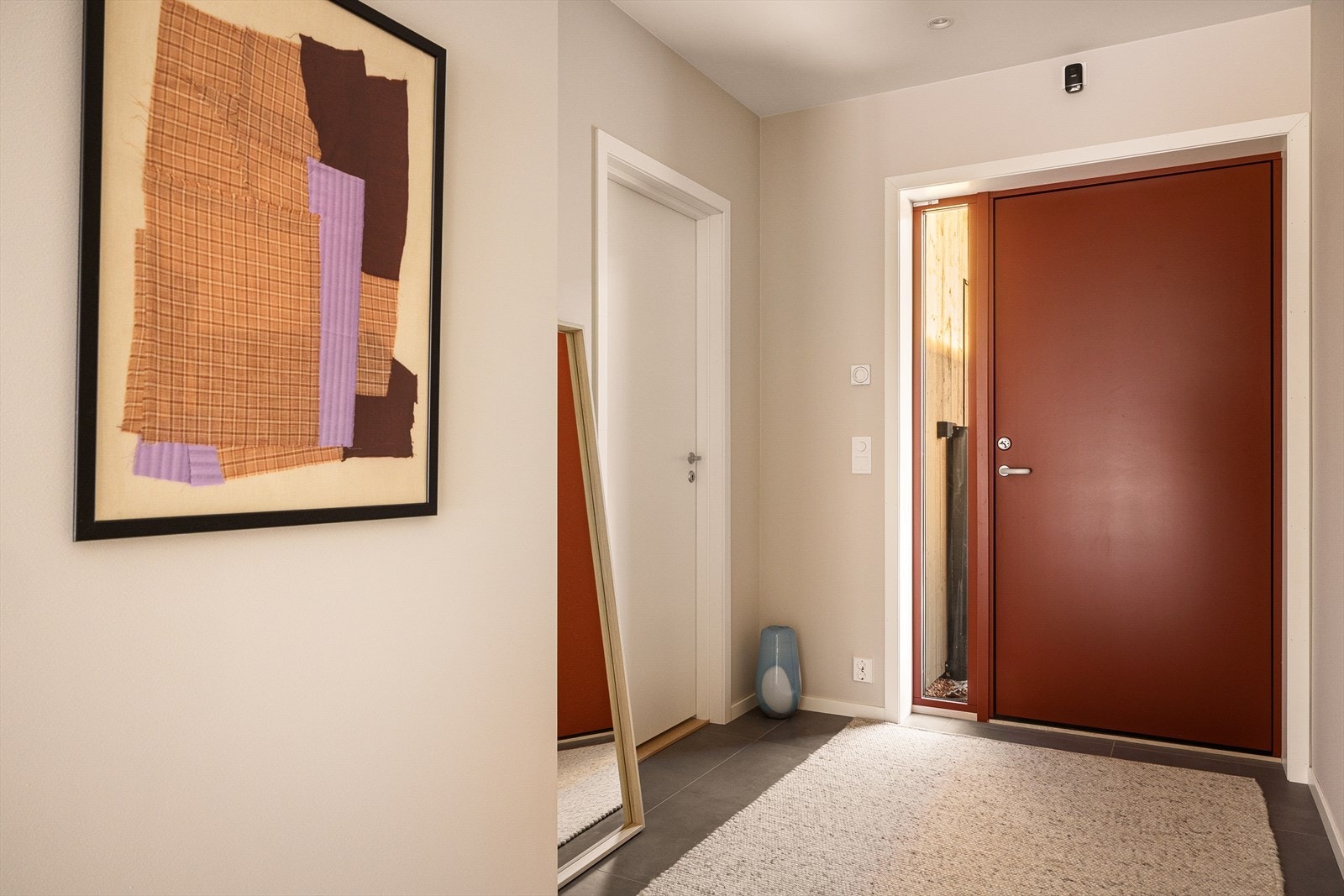 Entreen gir et hyggelig førsteinntryk av boligen. Direkte utgang til utvendig bod og carport. Galleribilde