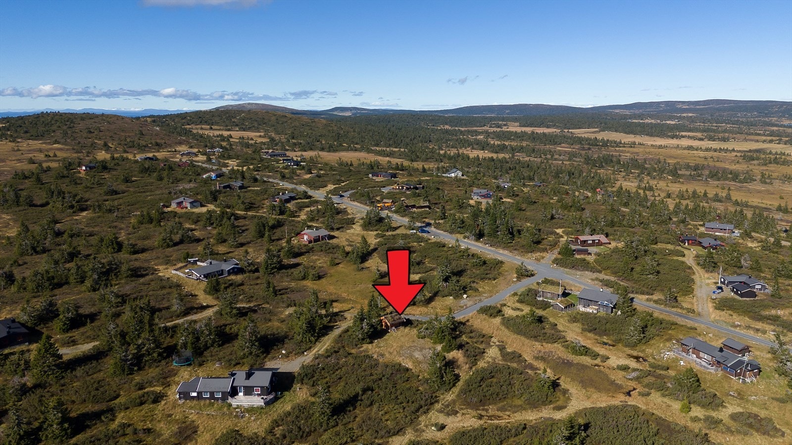 Det er ikke bare korte og lange skiturer som er perfekt fra denne tomta. Sommerstid er det småvann i området der det går an å prøve fiskelykken eller ta en dukkert på de varmeste dagene. Galleribilde