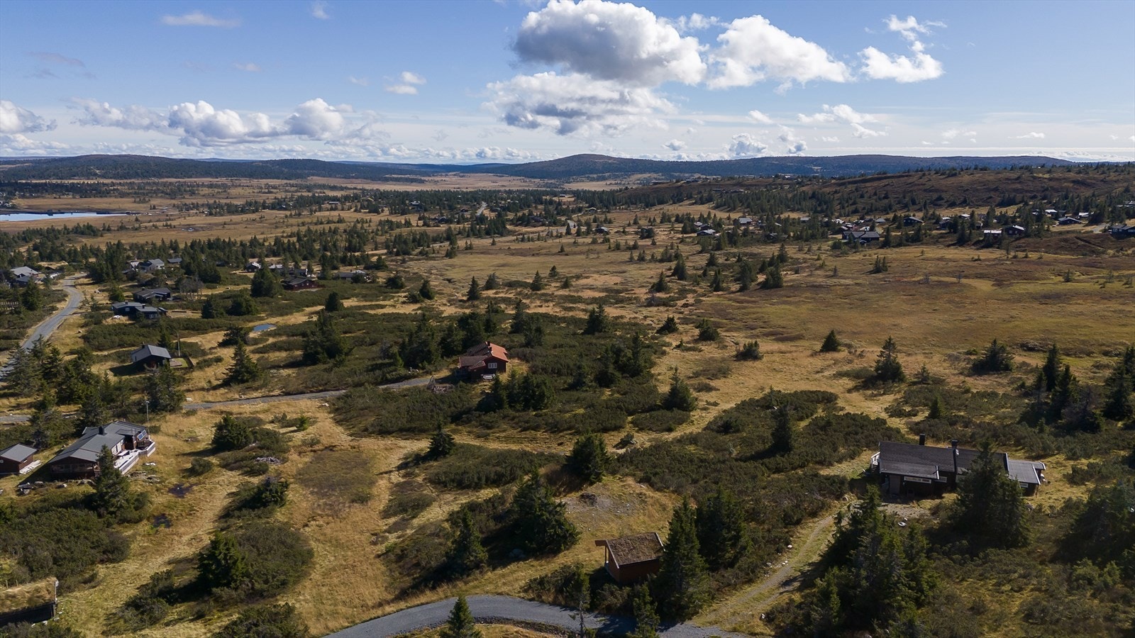 Ypperlige omgivelser for deg som er glad i friluftsliv. Her har du tilgang til både oppkjørte skiløyper og fine turstier sommerstid. Terrenget passer for hele familien. Galleribilde