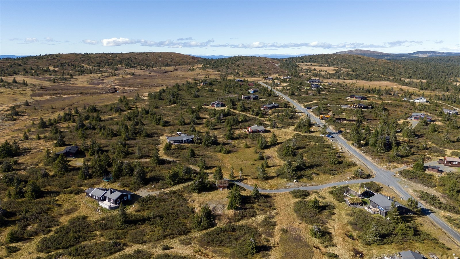 Enkel adkomst fra interne hytteveier. Området har helårsvei og det er mulig å få brøytet biloppstillingsplass ved egen hytte mot betaling. Galleribilde