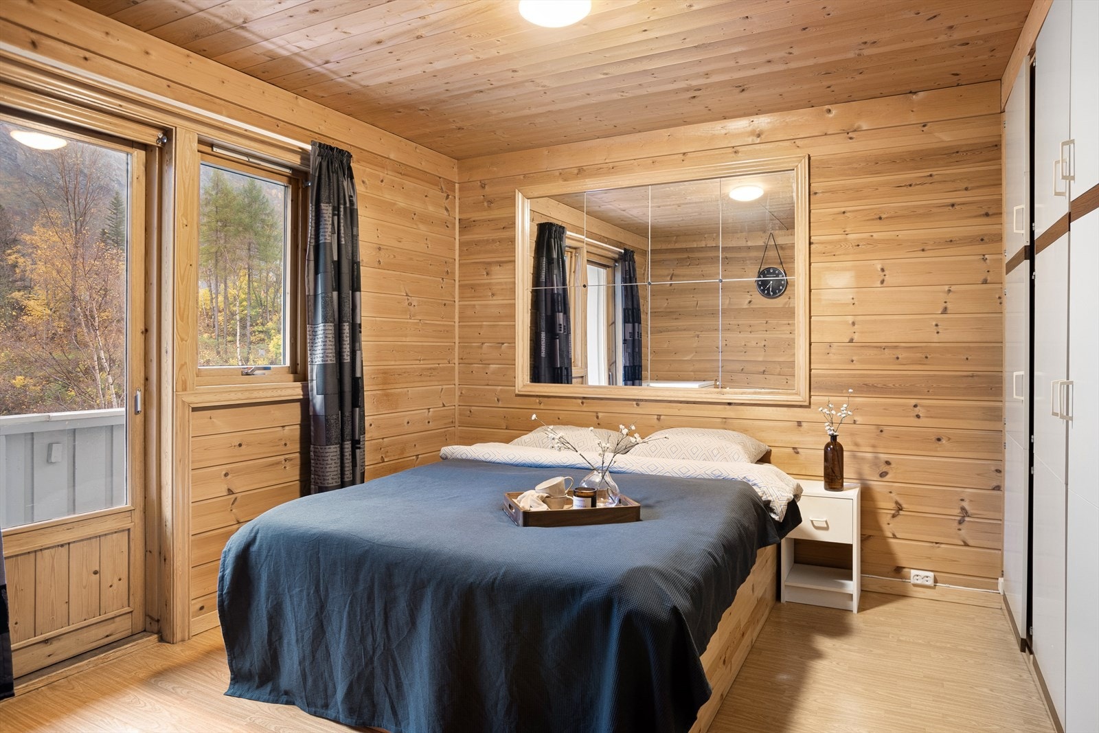 Soverom av god størrelse med plass til seng og innebygde garderobeskap. Galleribilde