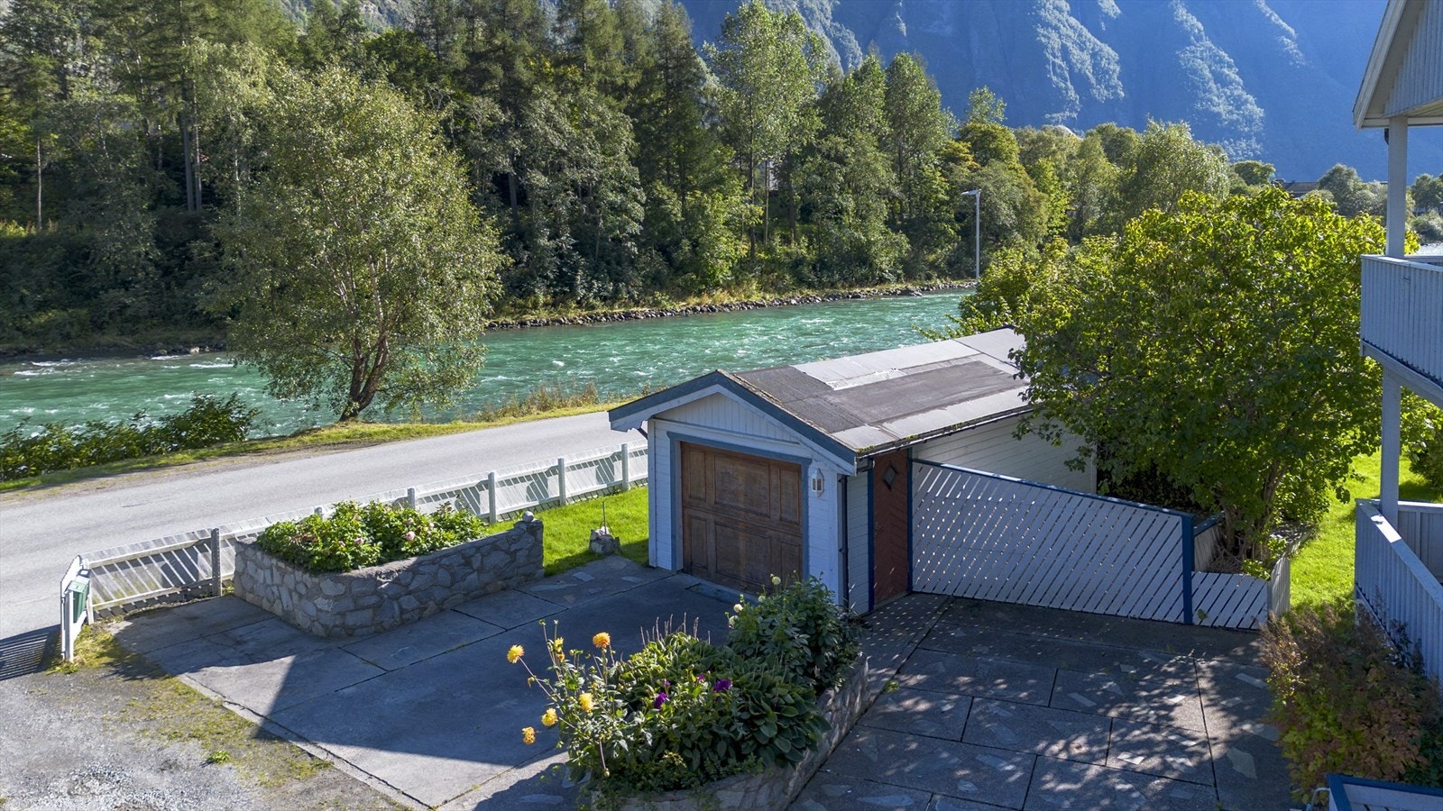 Tilhøyrande garasje og ... Galleribilde