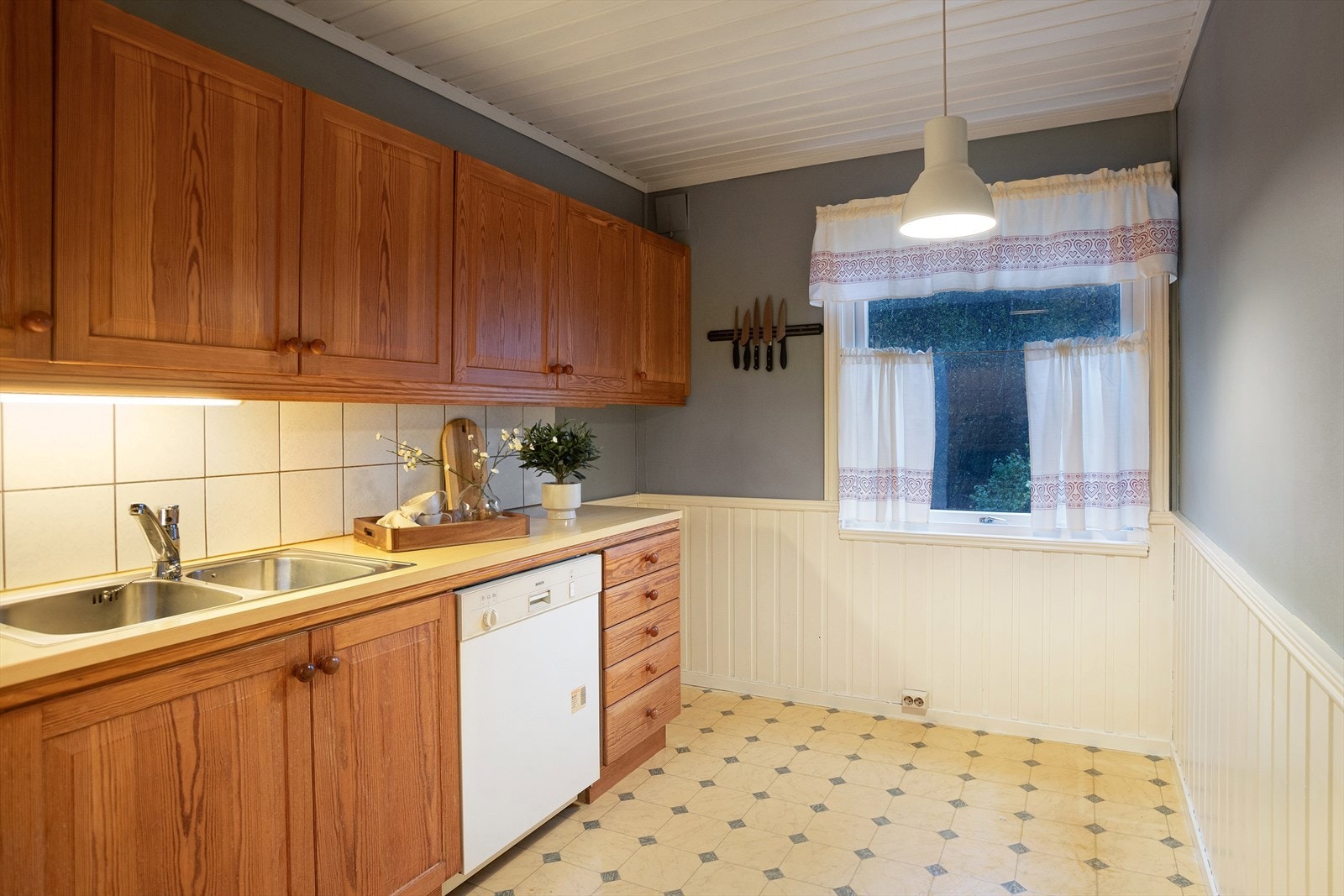 Adskilt eldre kjøkken med god plass til det ein måtte ynskje. Galleribilde