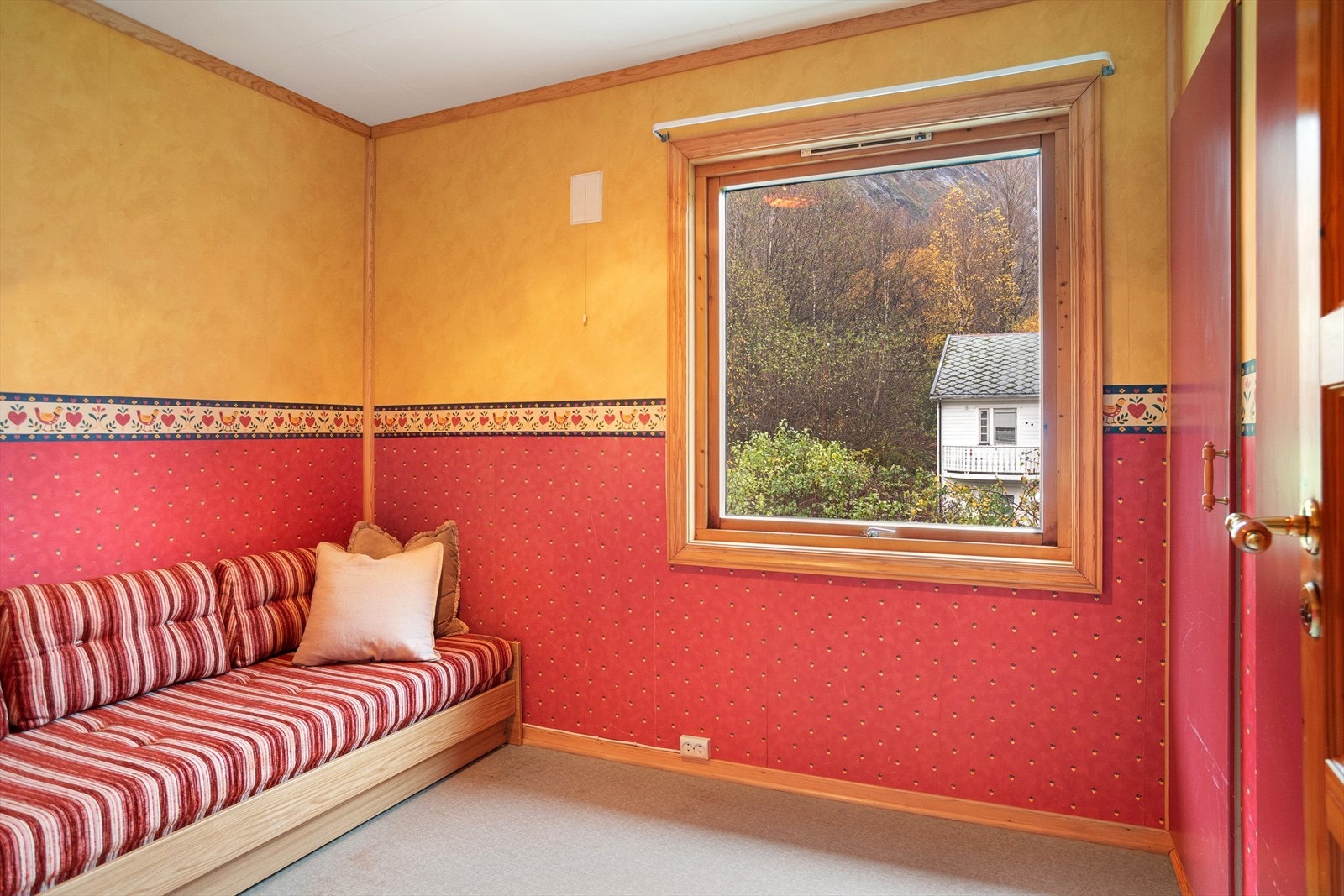 Soverom med plass til seng. Det er også innebygde skap til oppbevaring. Galleribilde