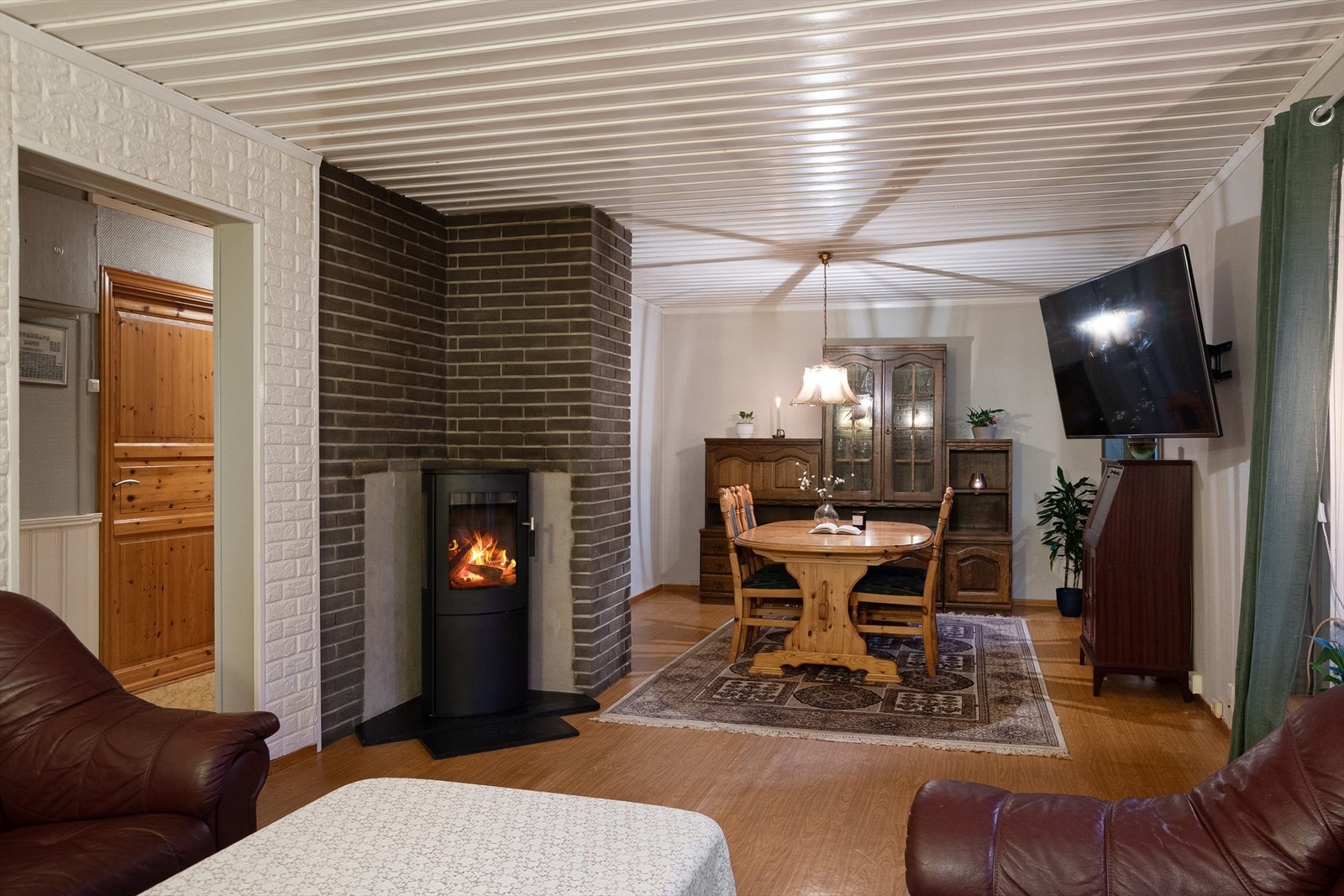 Romsleg stove med plass til både spisebord og sittegruppe. Galleribilde