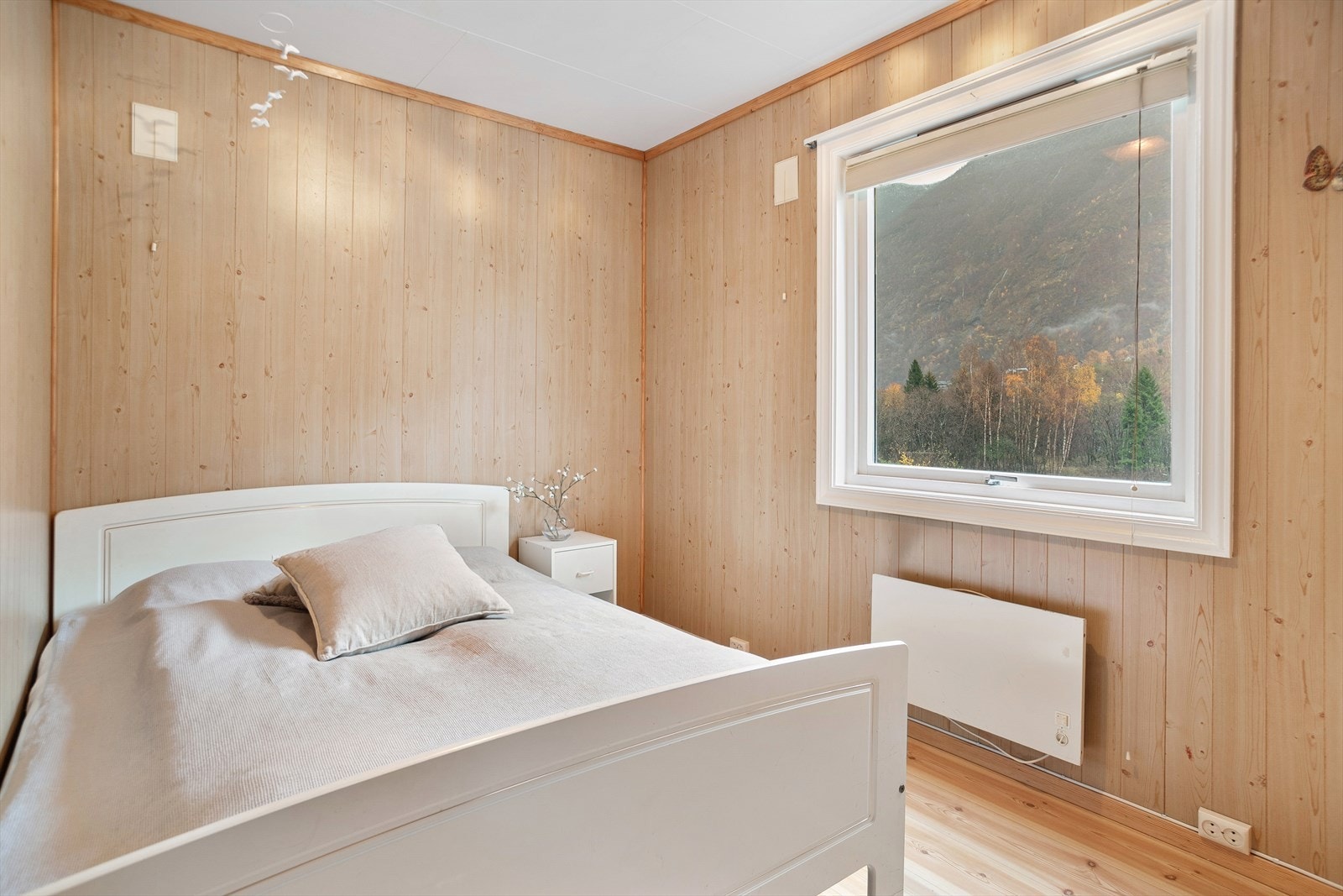 Soverom med plass til seng og nattbord. Galleribilde