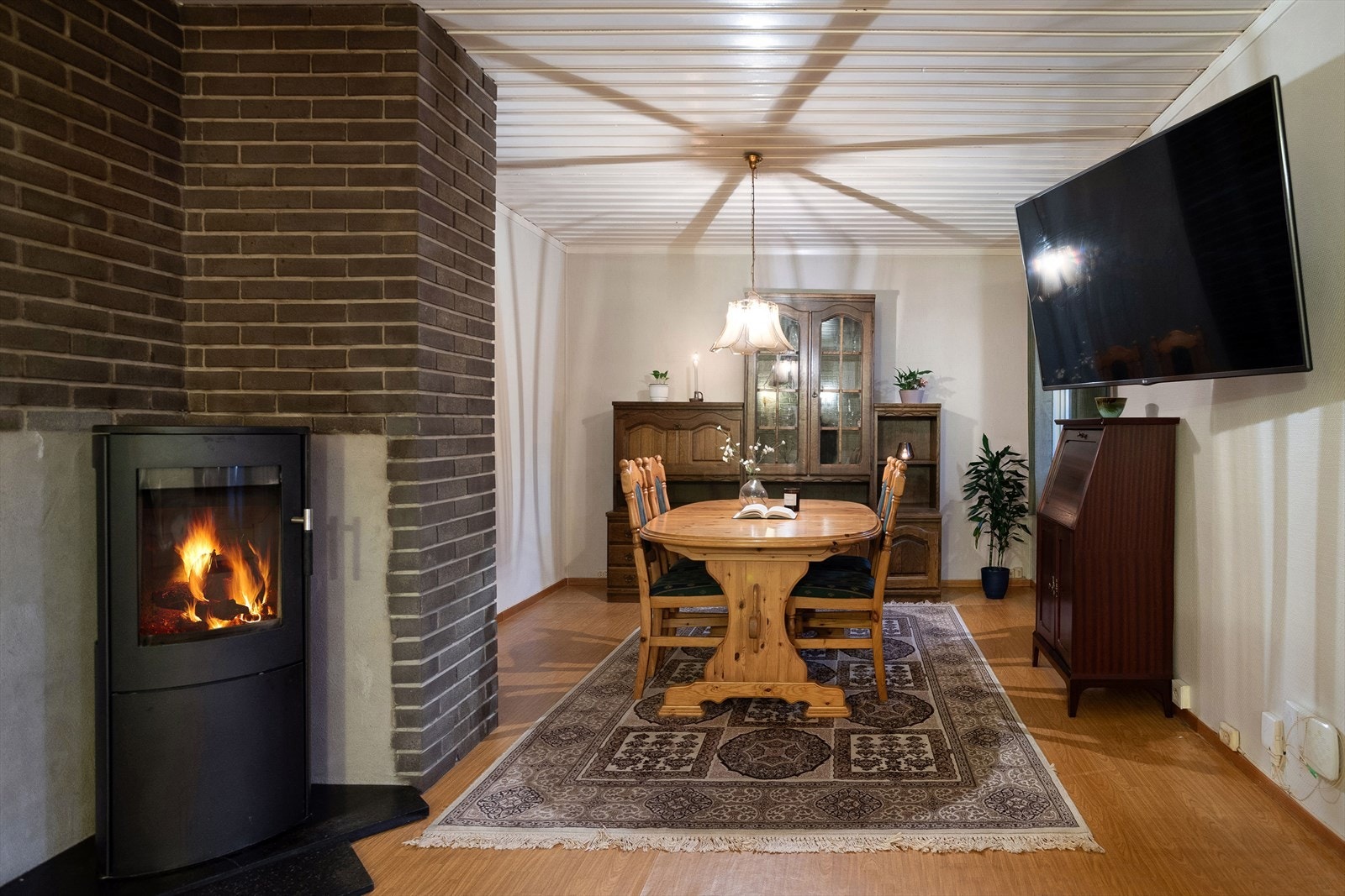 I seinare år har leilegheita fått installert ny vedovn som varmar godt på kalde vinterdagar. Galleribilde