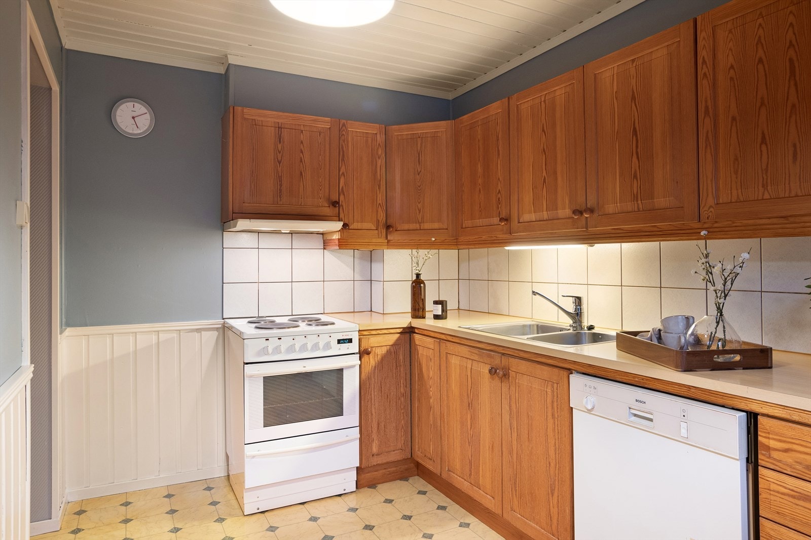 Kvitevarer som komfyr, oppvaskmaskin og ventilator medfølger handelen. Galleribilde