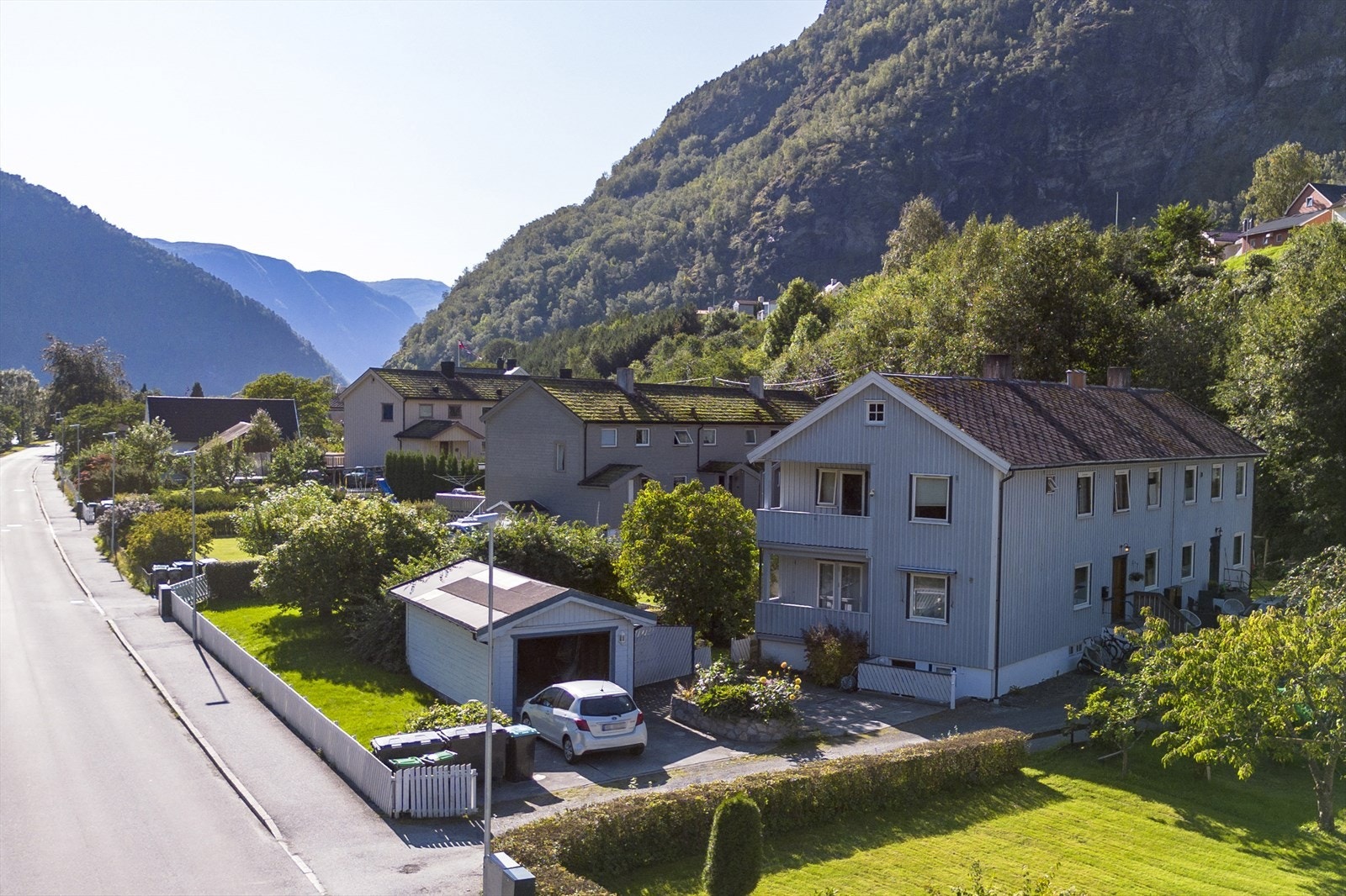 Sjølveigarleilegheit med stort potensiale, og fin plassering i andre etasje i fint område på Årdalstangen. Galleribilde