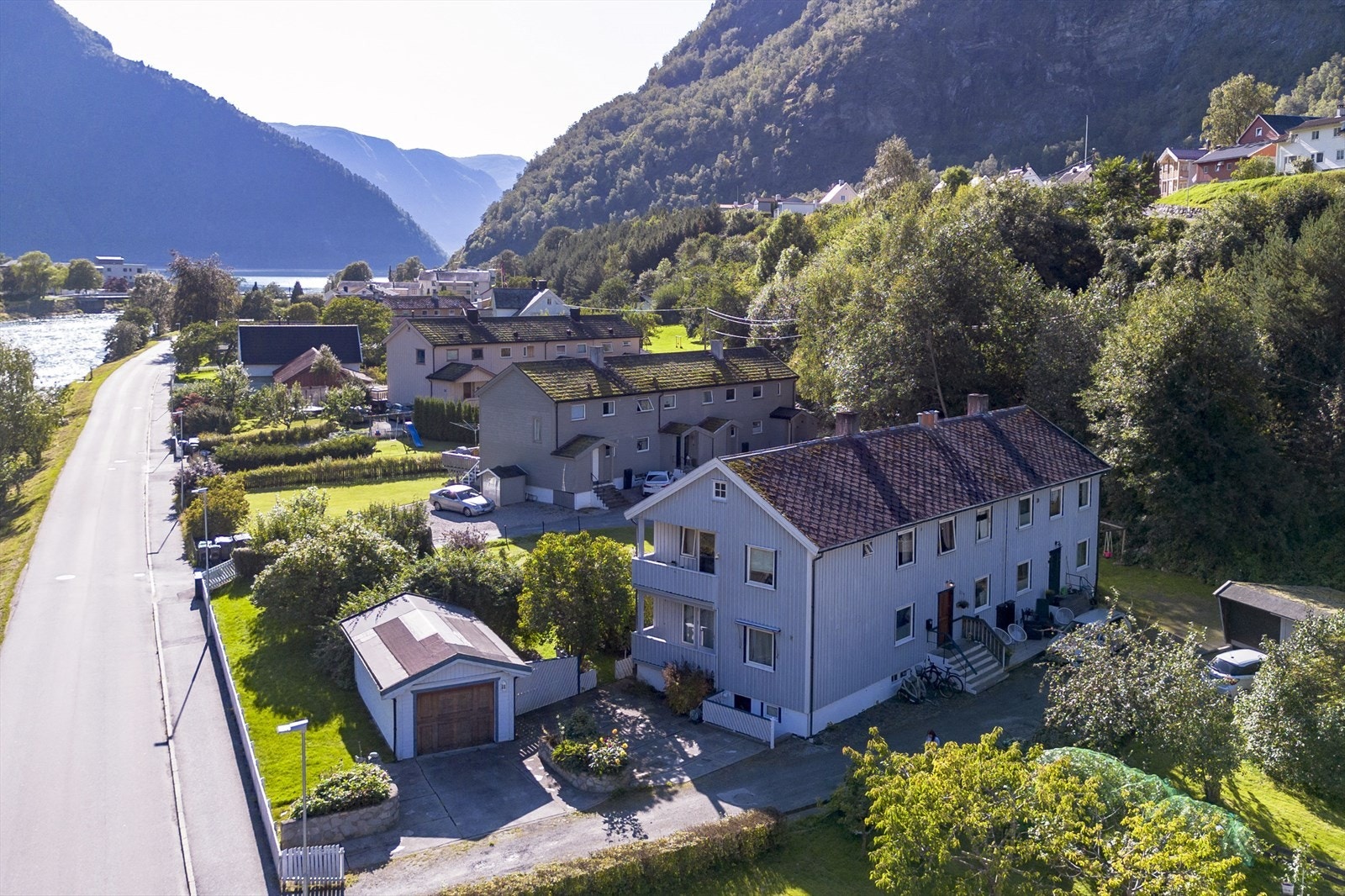 Leilegheita ligg i eit godt etablert bustadområde på Årdalstangen, med kort avstand til både barnehage og skule. Galleribilde
