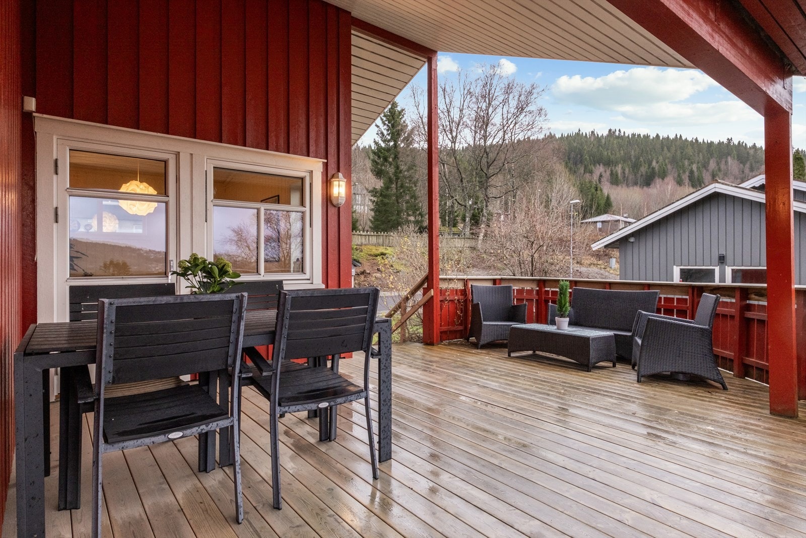 Terrasse. Store deler er takoverbygd Galleribilde