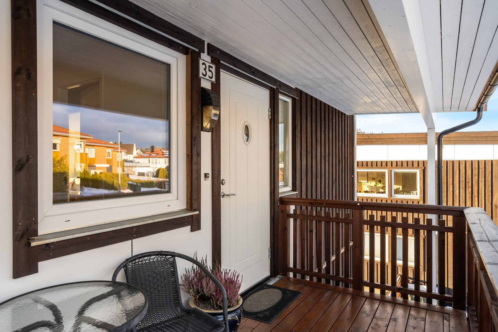 Koselig liten uteplass ved inngangspartiet Galleribilde