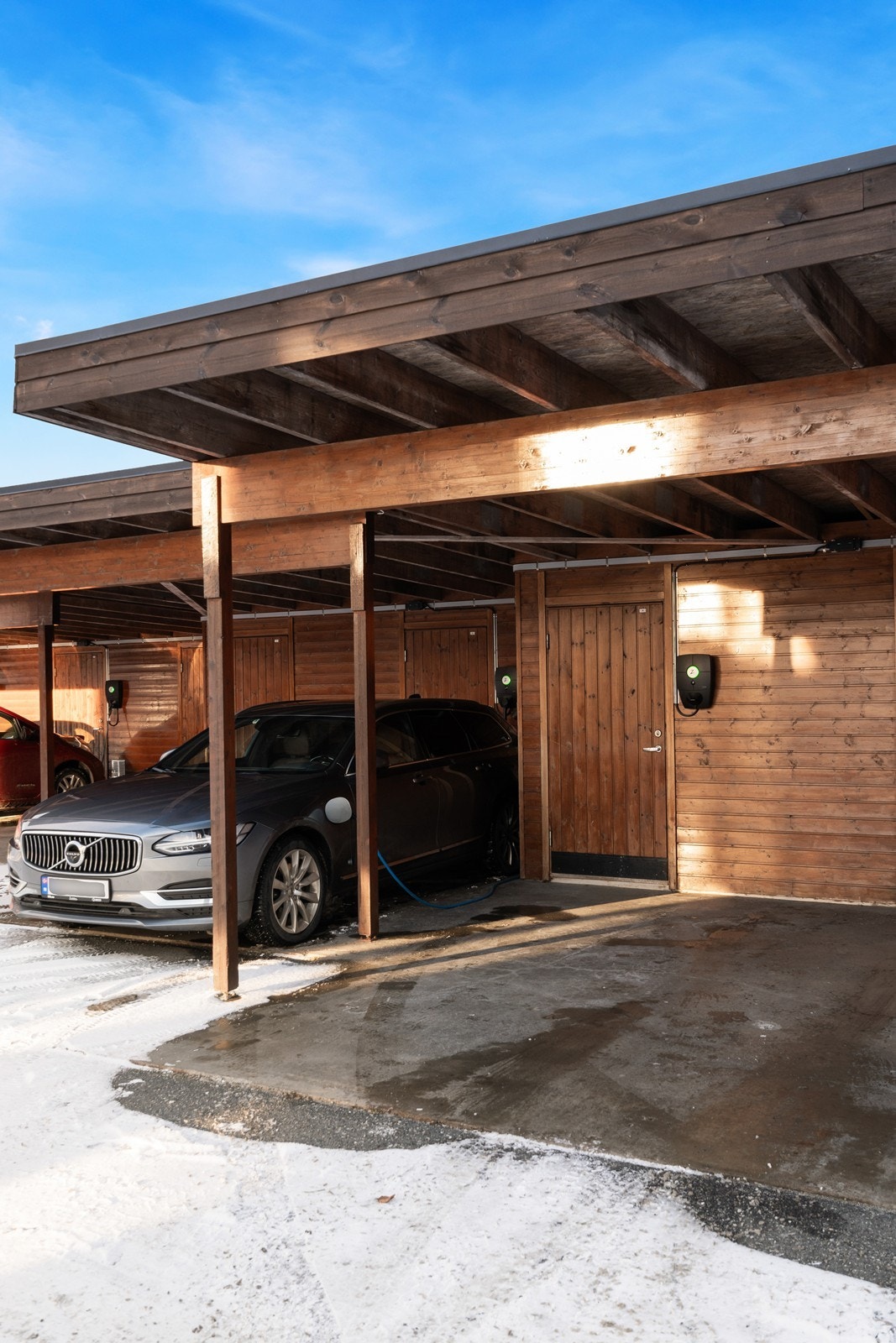 Carporten med elbillader Galleribilde