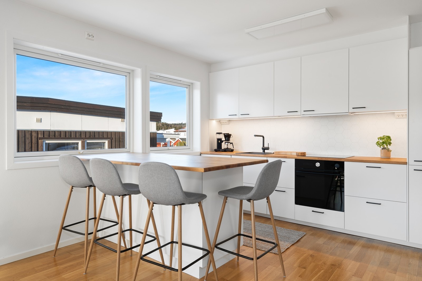 Praktisk med spiseplass ved kjøkkenet Galleribilde