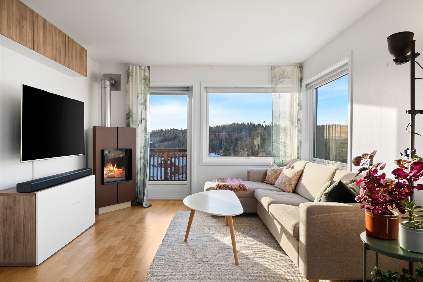 Lys pen stue med utgang til solrik balkong med flott utsikt Galleribilde