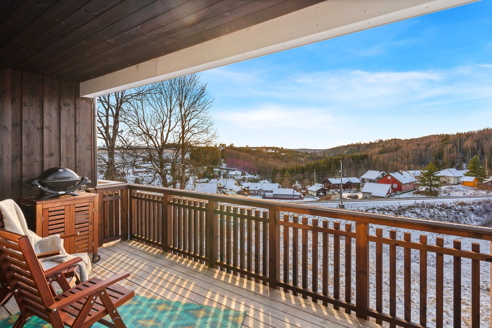 Solrik, stor balkong mot vest med flott utsikt over omkringliggende områder Galleribilde