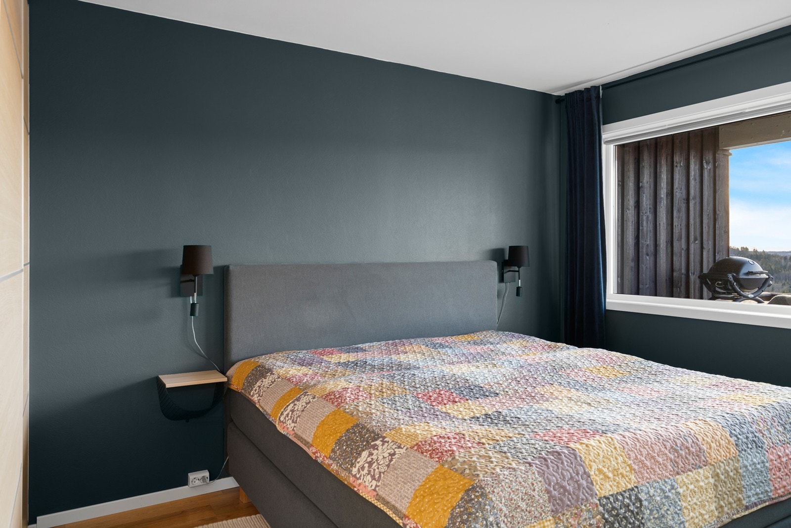 Leiligheten har 2 soverom - her hovedsoverommet Galleribilde