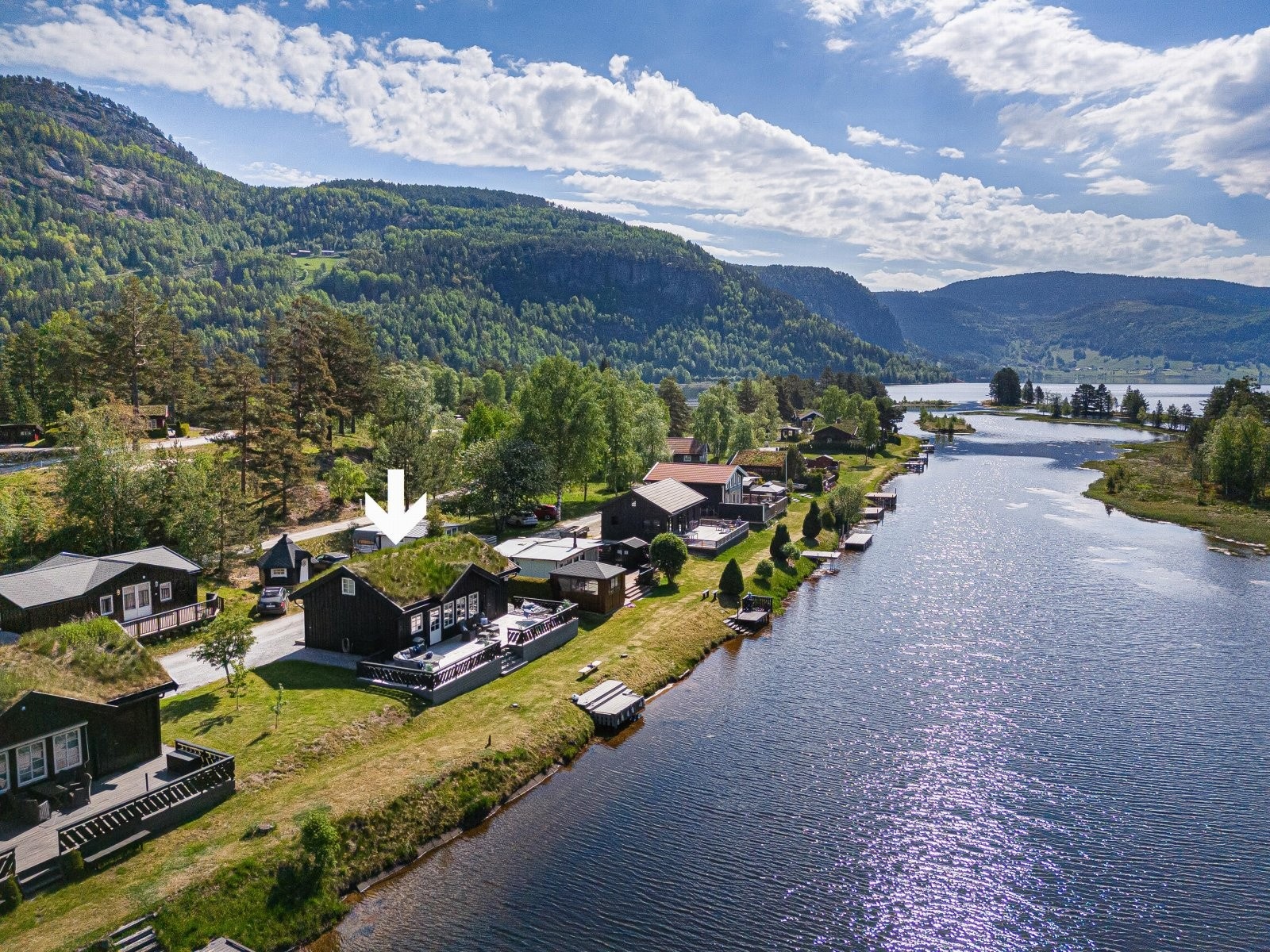 En nyere hytte (2021) i naturskjønne omgivelser. Galleribilde