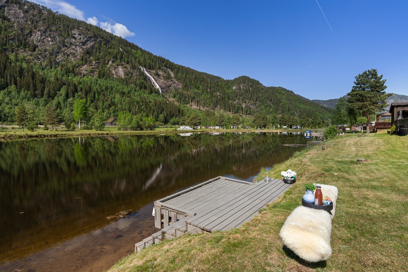 Det er utsikt bort til den kjente Reiårsfossen. Galleribilde