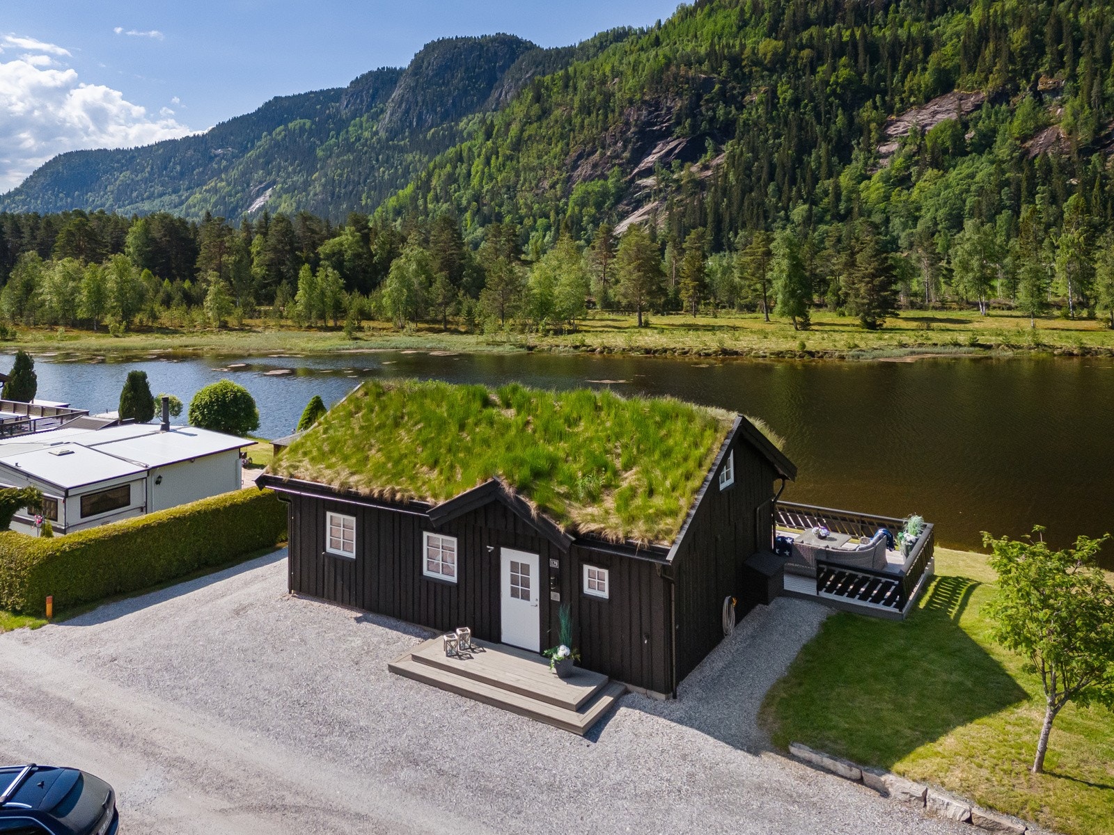 Meget velstelt uteområde med helårsvei helt fram til hytta. Galleribilde