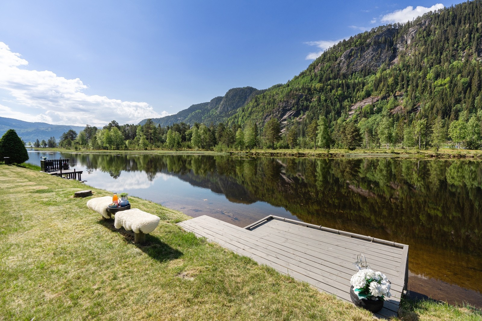 Brygga og båtplassen like foran hytta. Galleribilde