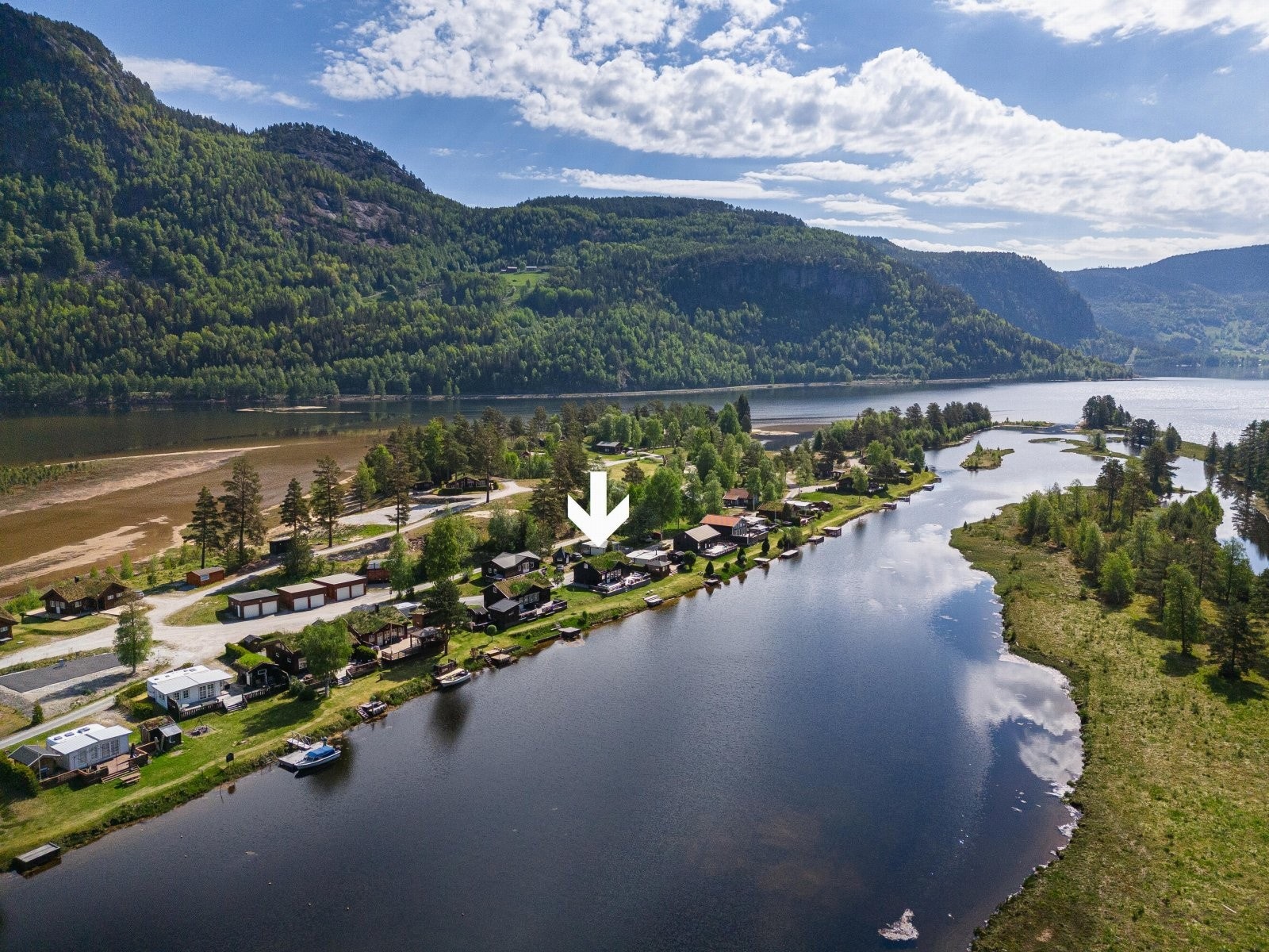 Hytta ligger i fremste rekke. Galleribilde