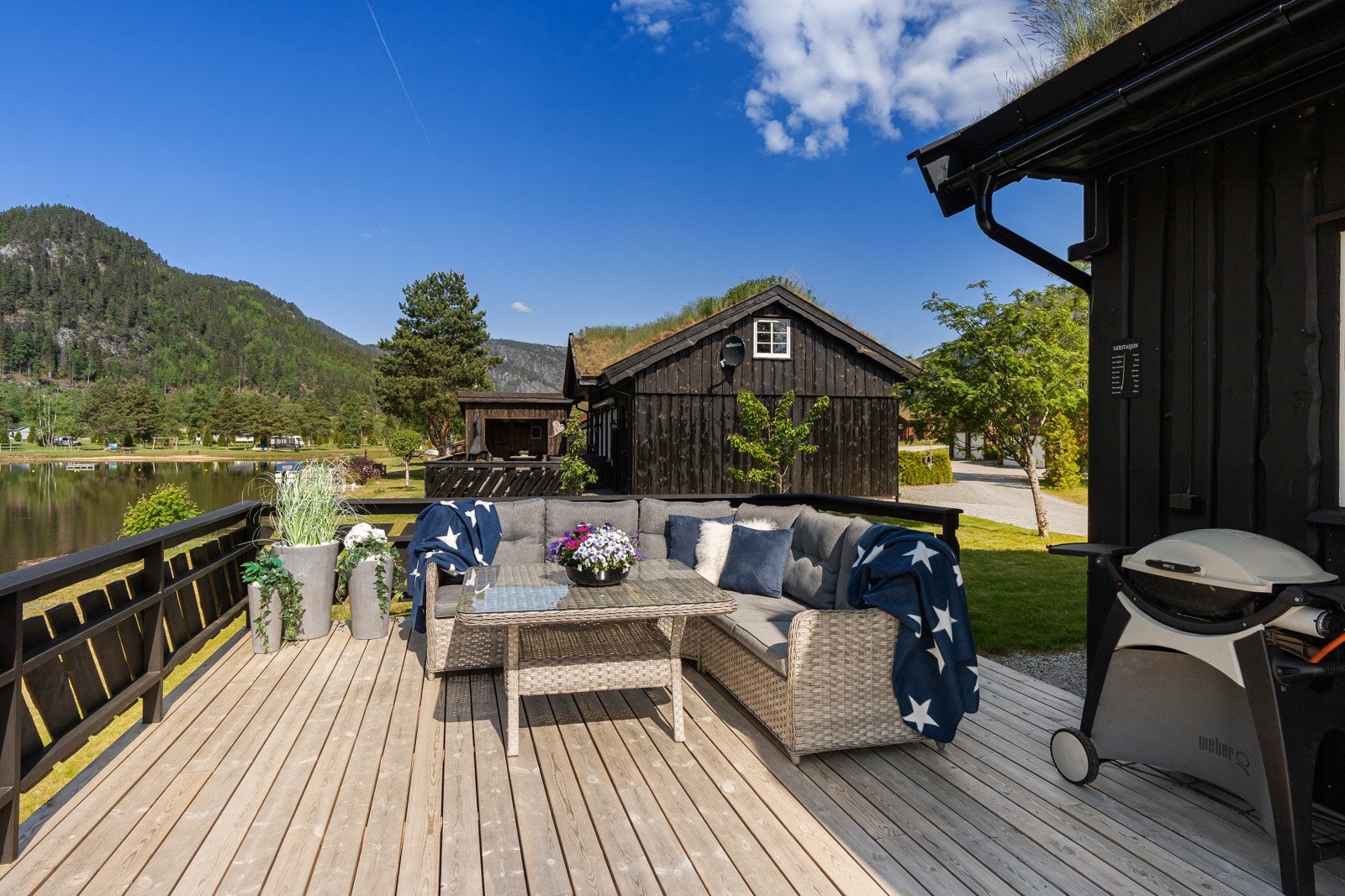 Det er en stor terrasse i tilknytning til stue/kjøkken. Galleribilde