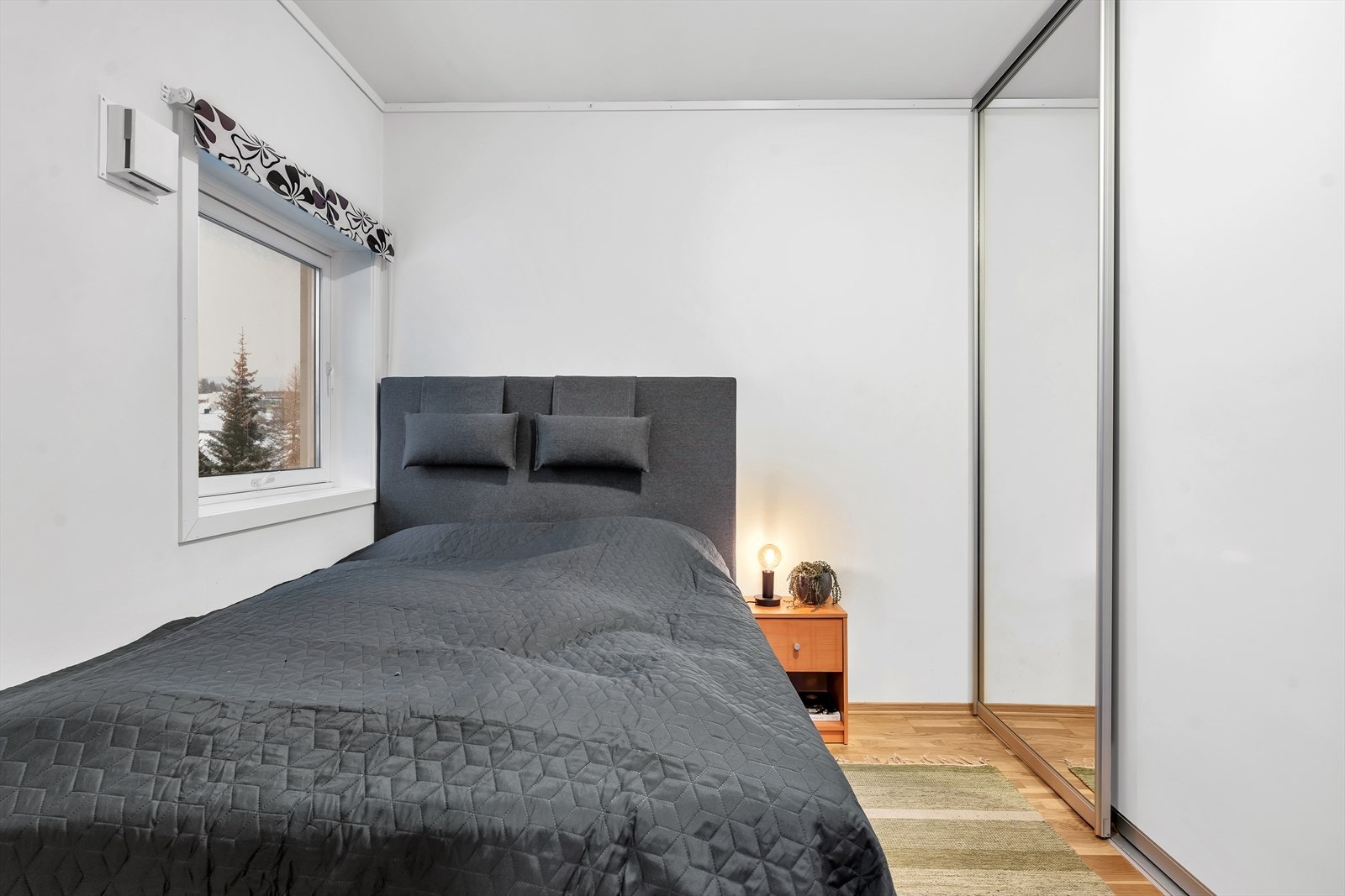 Soverom med stor skyvedørsgarderobe. Galleribilde