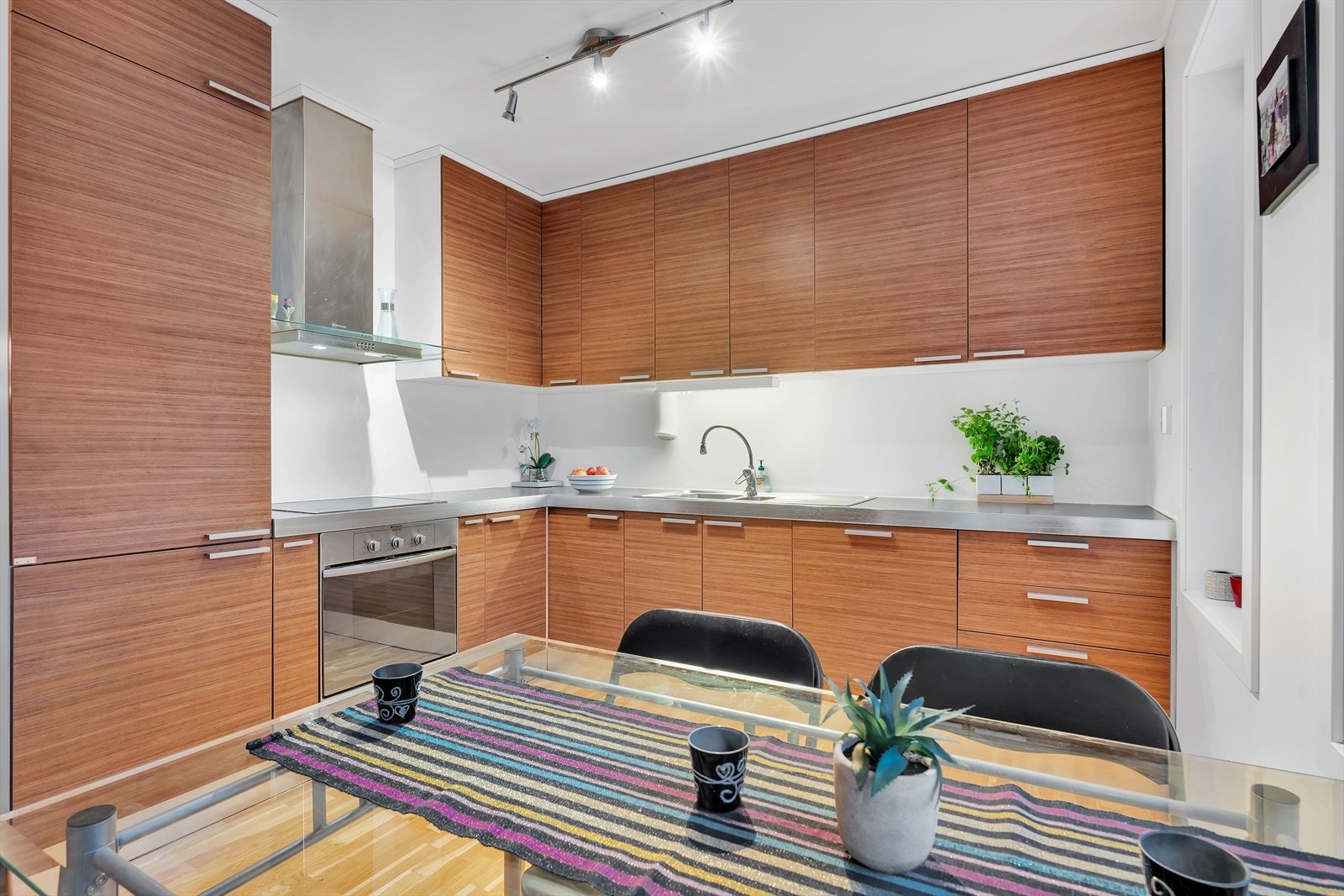 Kjøkken med integrerte hvitevarer. Galleribilde