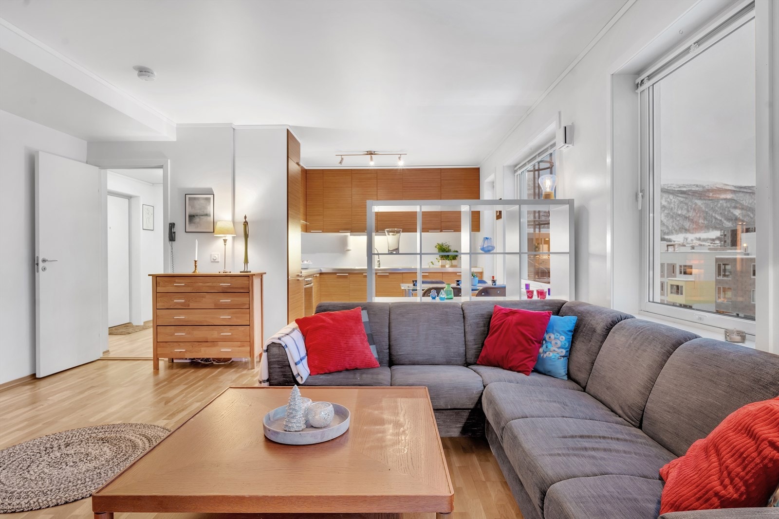 Moderne og romlig 2(3)-roms toppetasje med balkong, vannbåren varme, IN-ordning og integrerte hvitevarer! Galleribilde