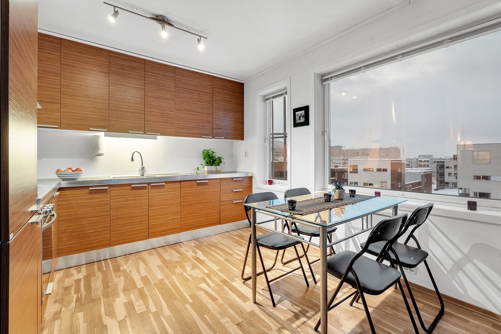 God plass til spisebord i front av kjøkkenet. Galleribilde