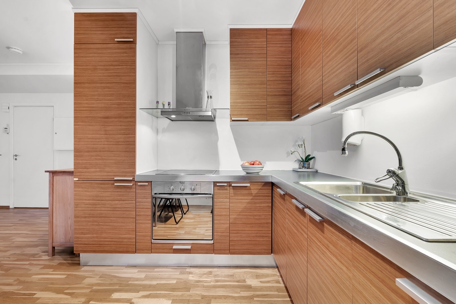 Rikelig med skap -og benkeplass. Galleribilde