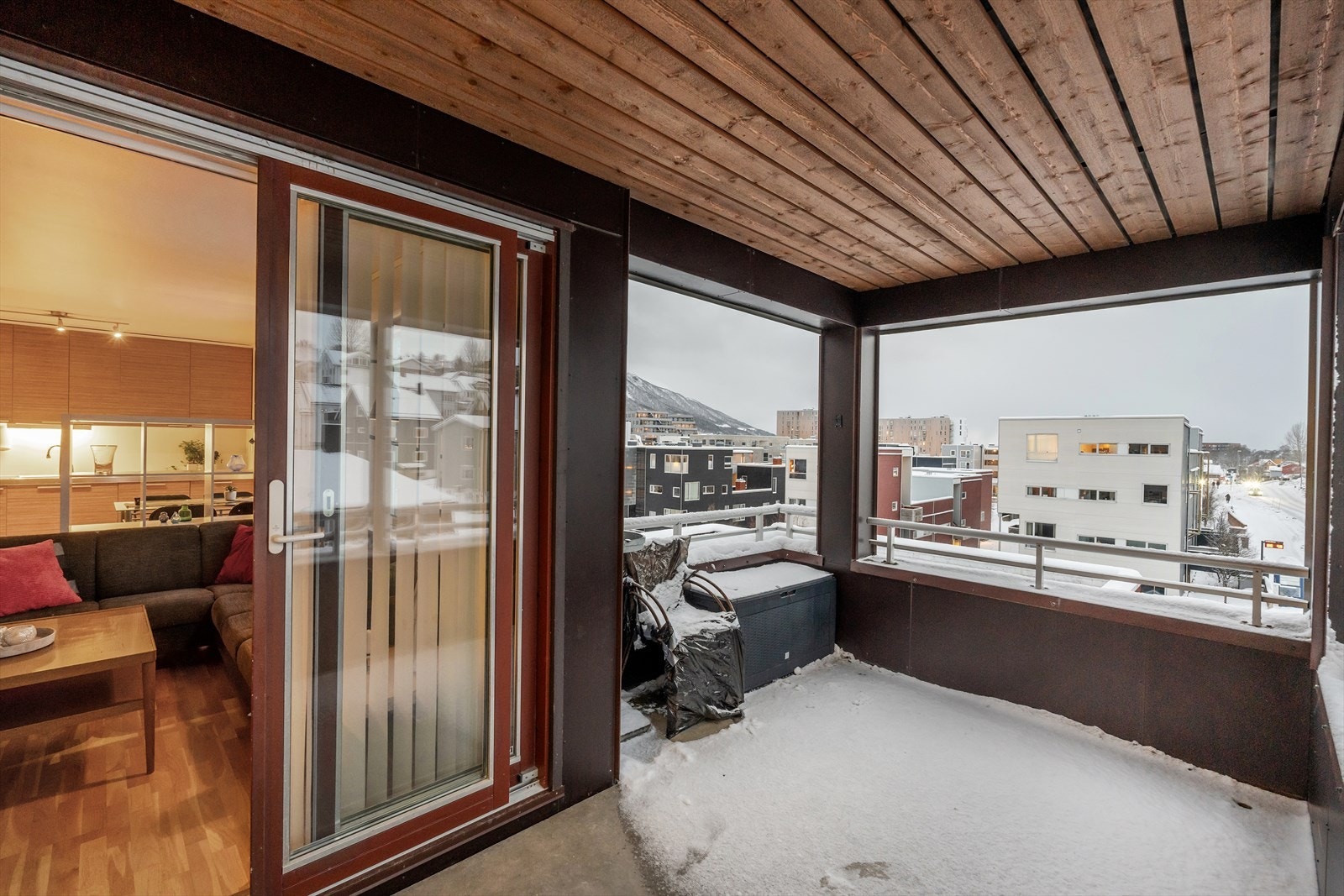 Stor solrik sørvestvendt balkong. Galleribilde