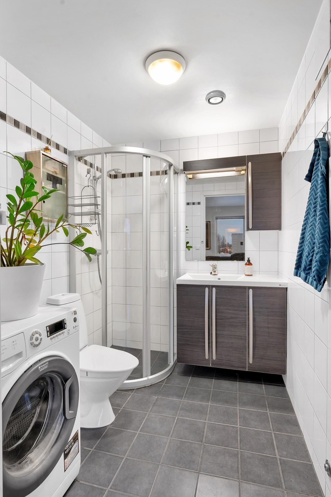 Komplett flislagt bad med gulvvarme. Galleribilde