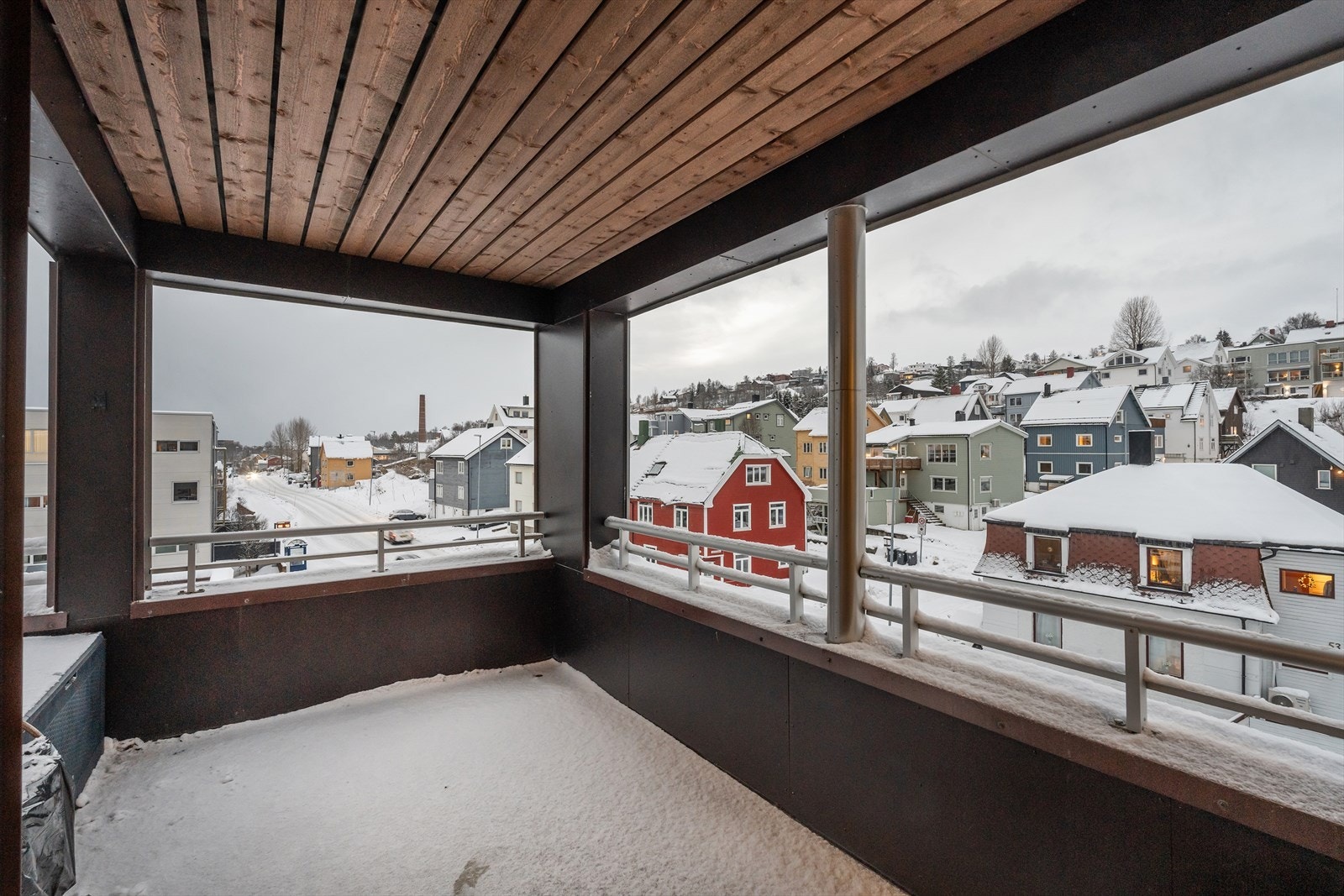 Takoverbygd balkong med gode solforhold. Galleribilde