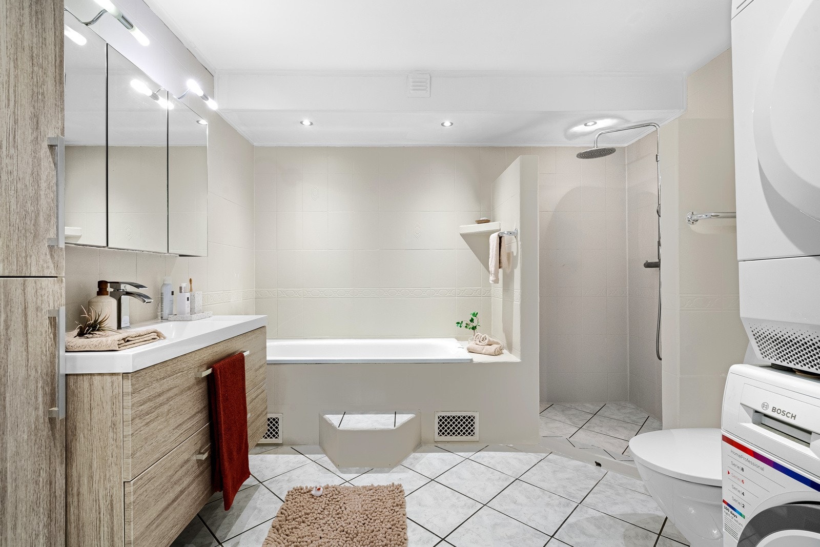 Stort fliselagt bad med romslig dusjhjørne og badekar. Galleribilde