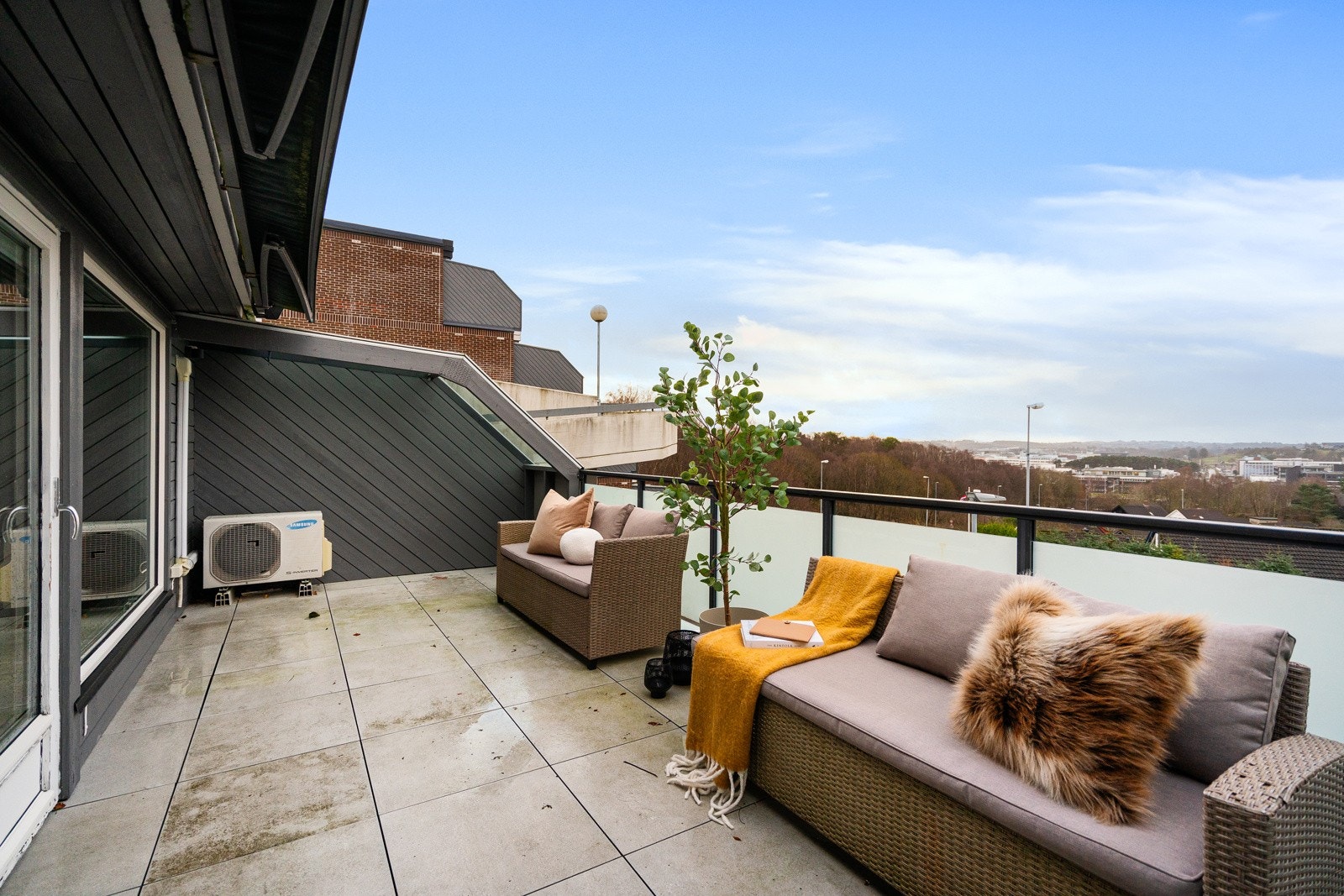 Balkongen er av god størrelse og lar seg enkelt møblere. Galleribilde