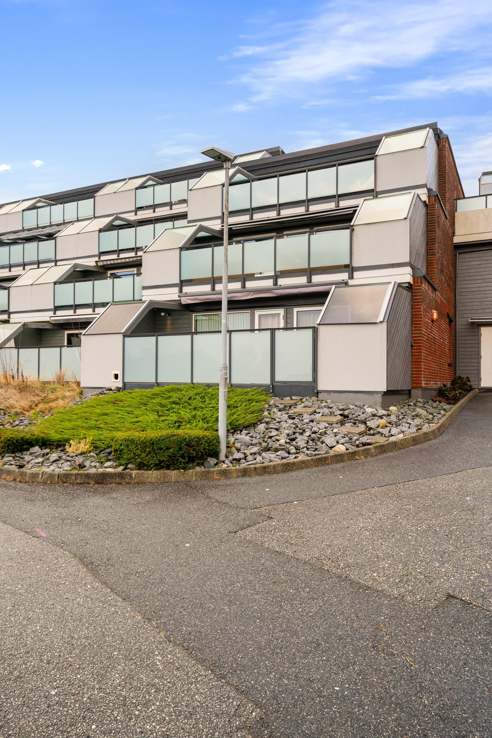 Fra boligen kommer man seg enkelt rundt med busstopp like ved, og gangavstand til Kvadrat kjøpesenter. Galleribilde