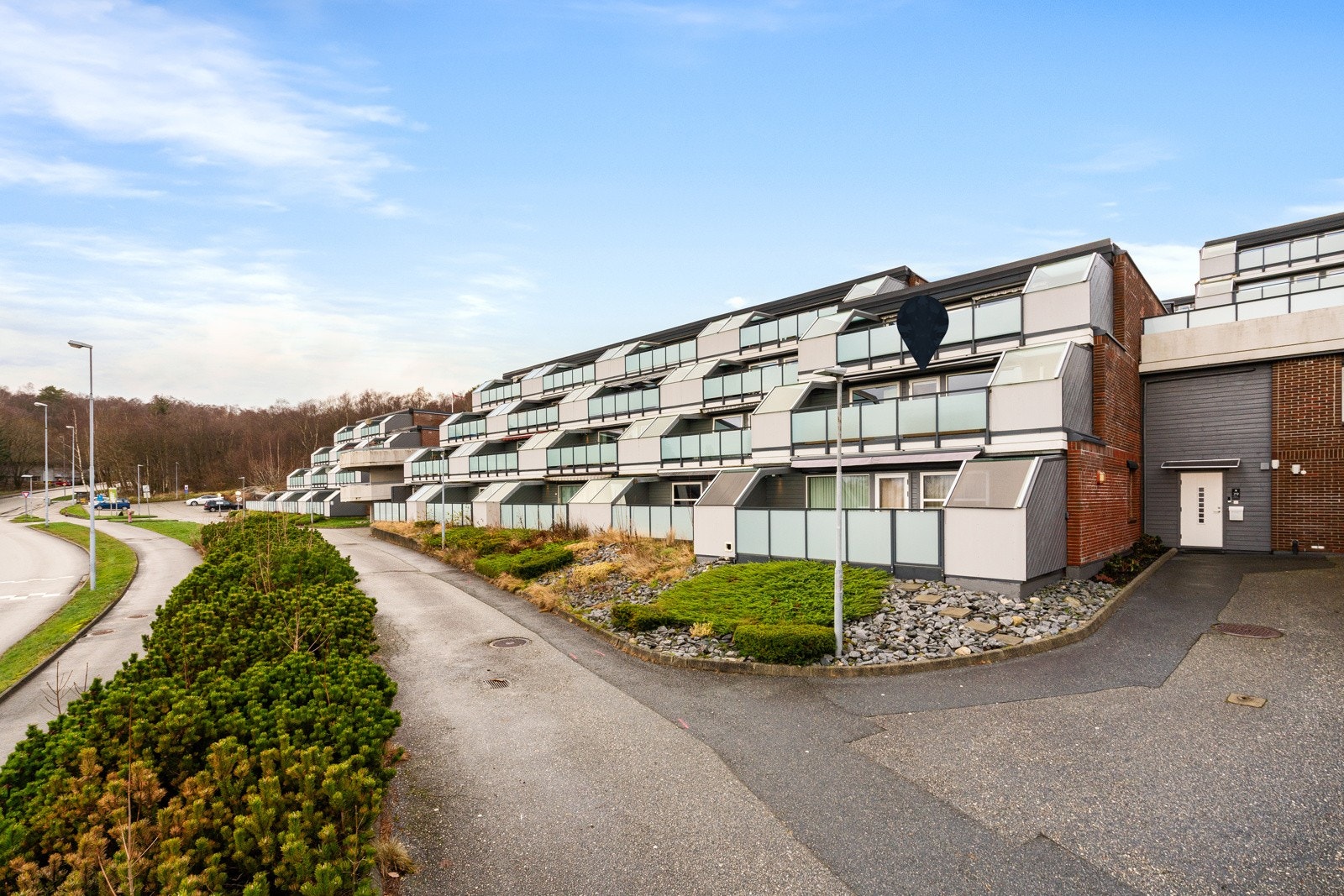 Leiligheten ligger usjenert til med fast parkering i lukket anlegg. Galleribilde