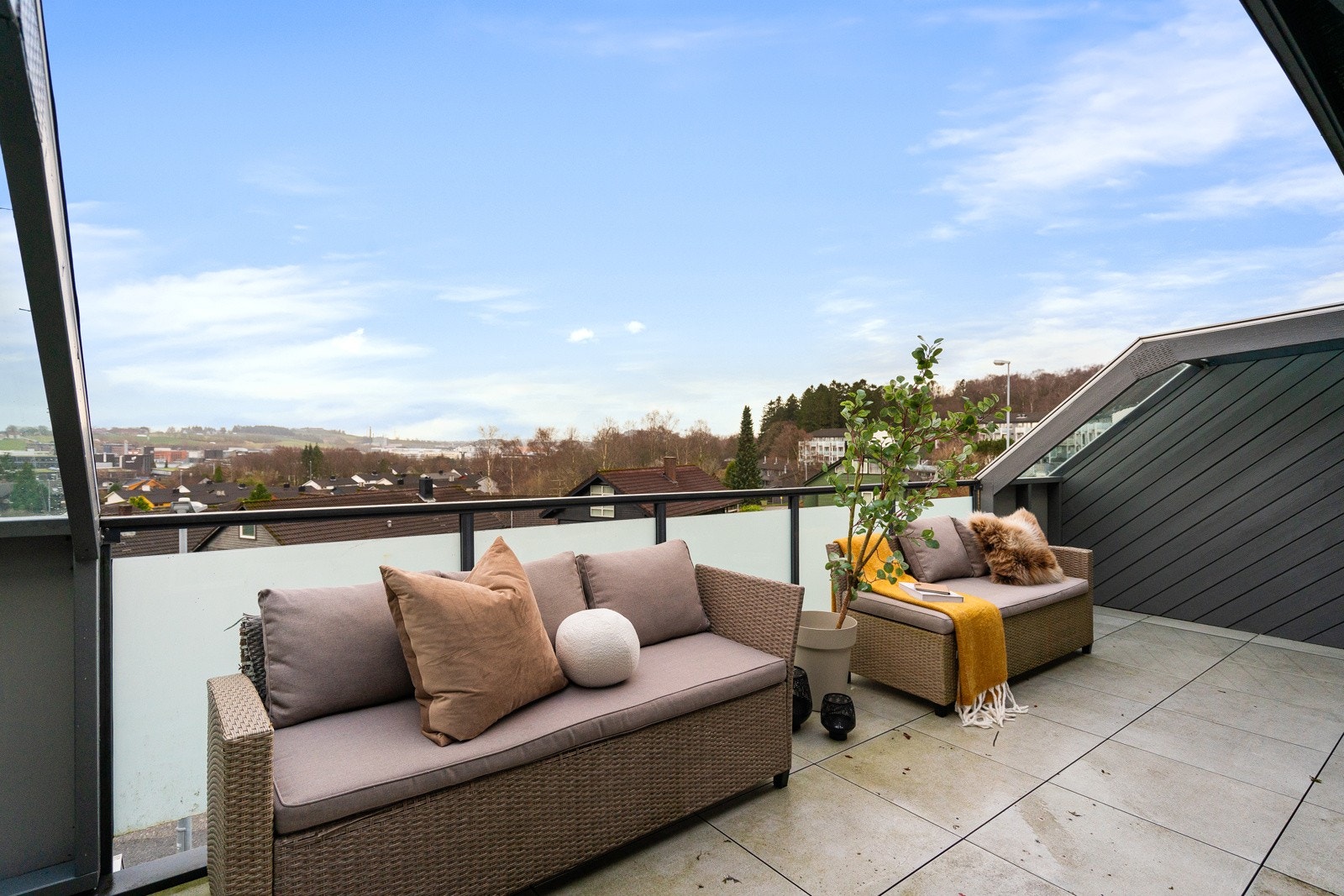 Velkommen til en lys og romslig leilighet med gjennomgående god standard og effektiv planløsning. Galleribilde