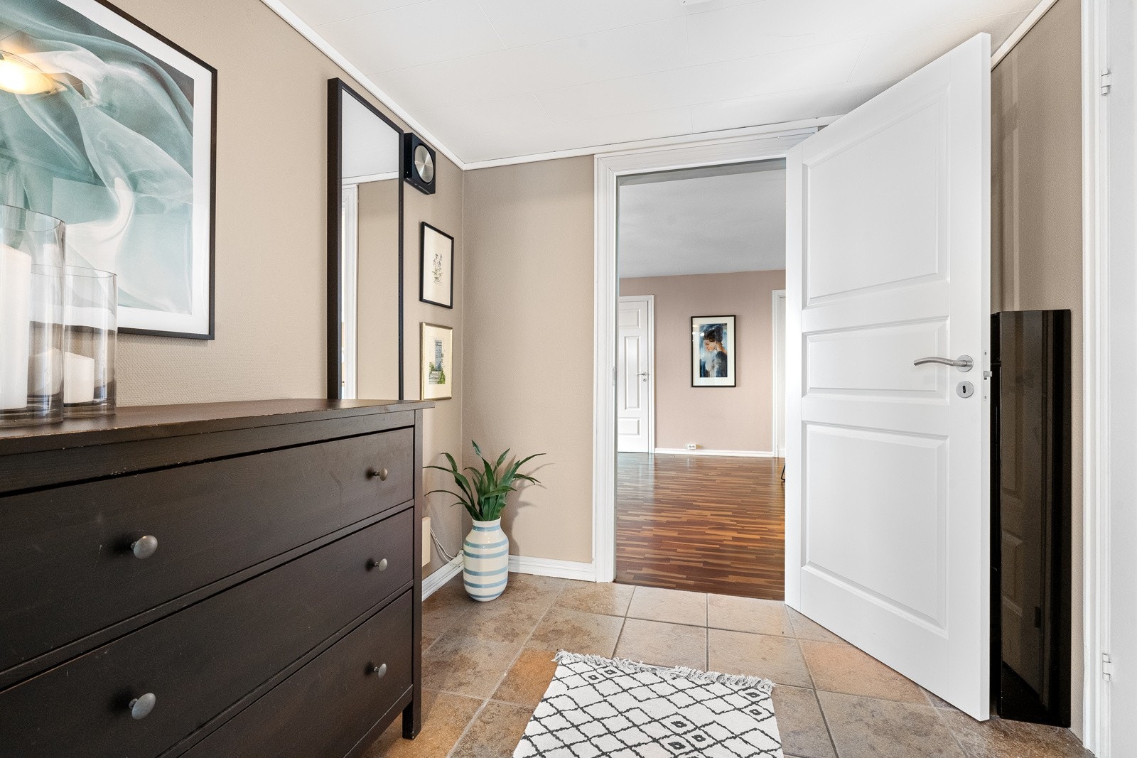 Lys og innbydende entré med god plass til å henge fra seg yttertøy og sko. Galleribilde