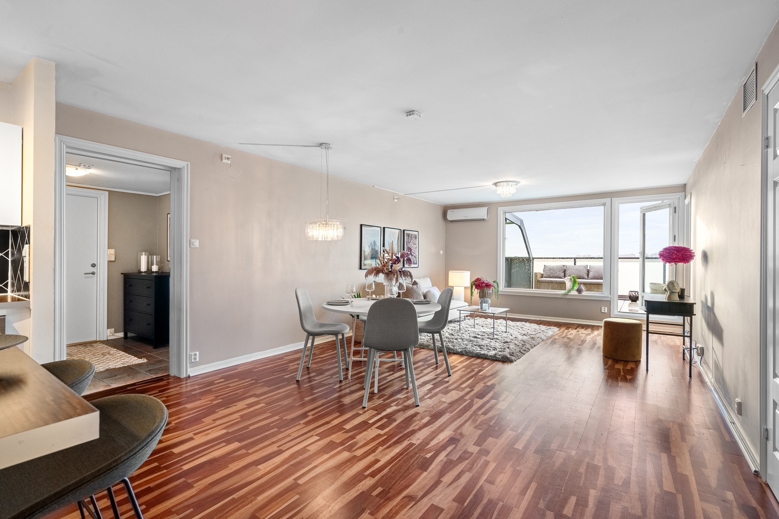 Stuen er av god størrelse og lar seg enkelt møblere i ulike soner med spise- og sittegruppe. Galleribilde